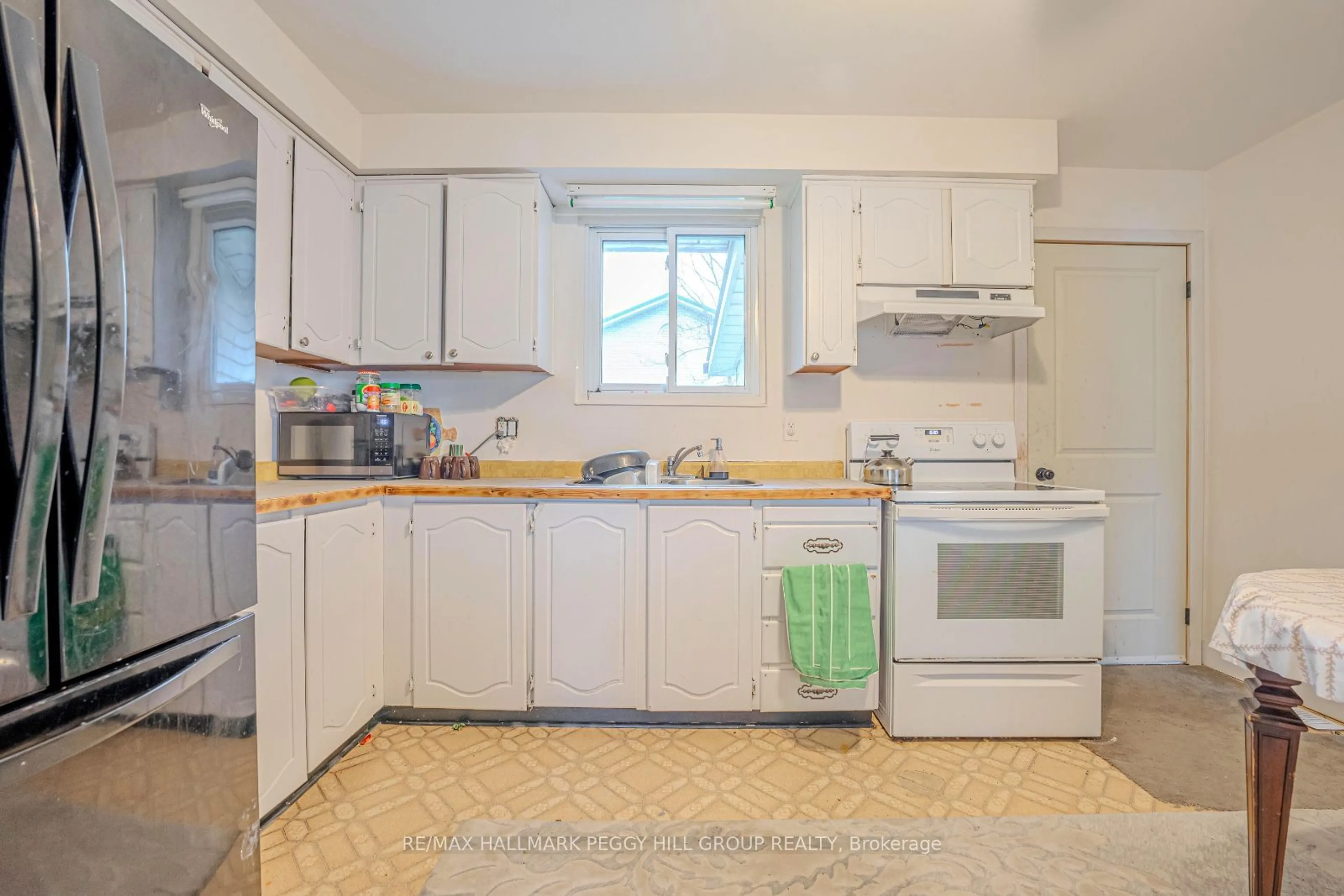 Standard kitchen, unknown for 203 Phillips St, Barrie Ontario L4N 3V2