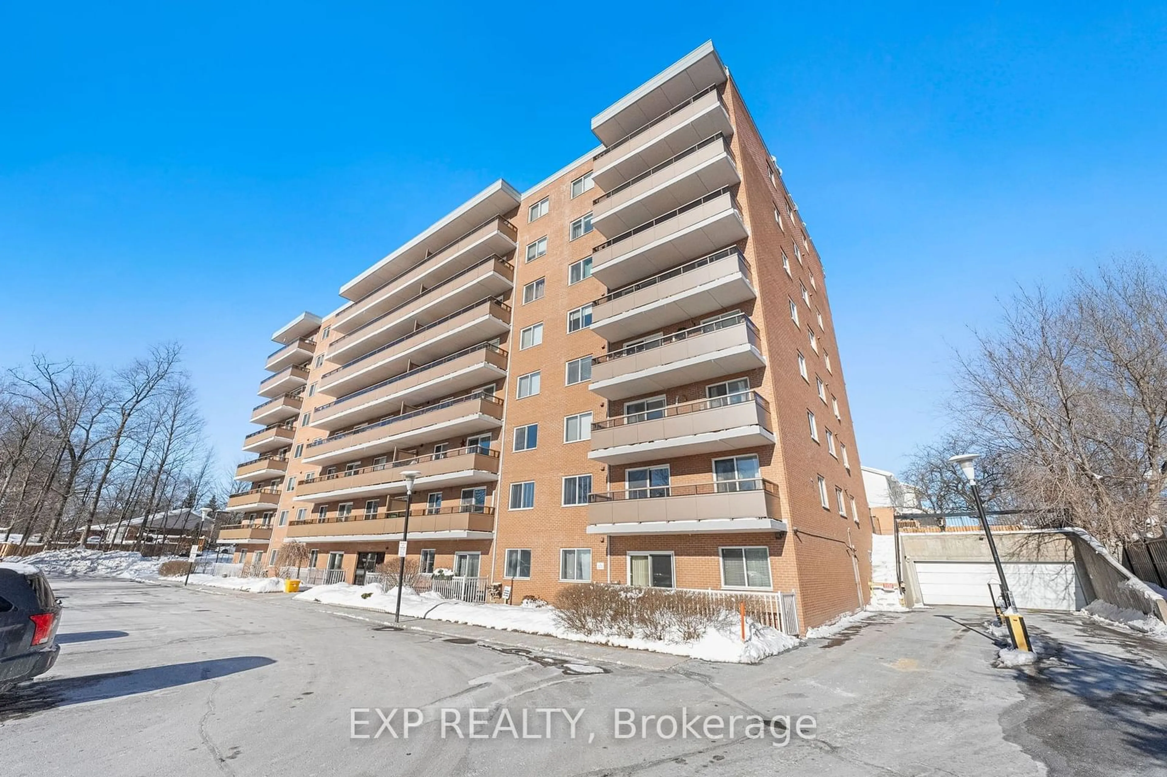 A pic from outside/outdoor area/front of a property/back of a property/a pic from drone, building for 414 Blake St #506, Barrie Ontario L4M 5J7