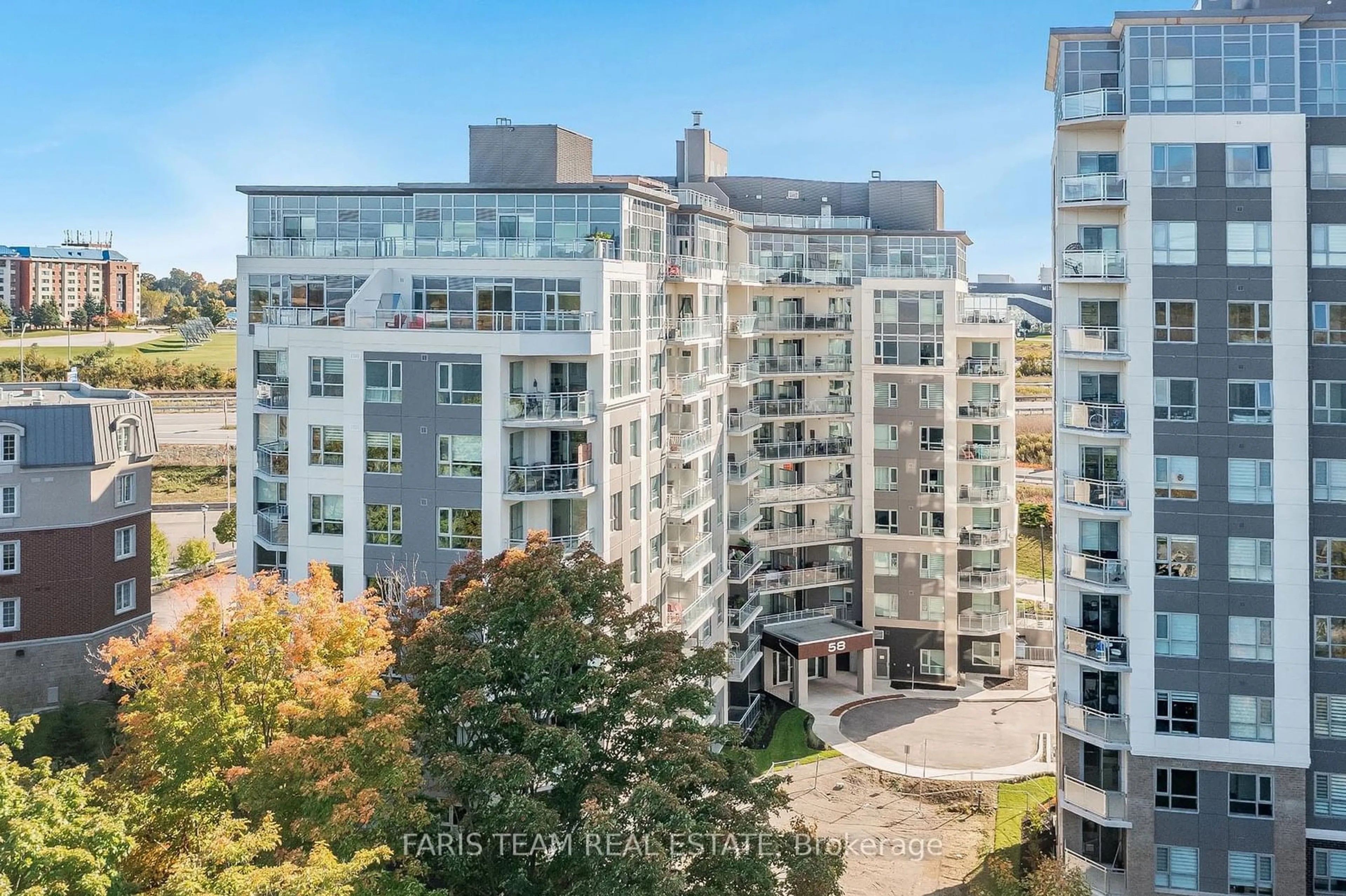 A pic from outside/outdoor area/front of a property/back of a property/a pic from drone, city buildings view from balcony for 58 Lakeside Terr #812, Barrie Ontario L4M 0L5