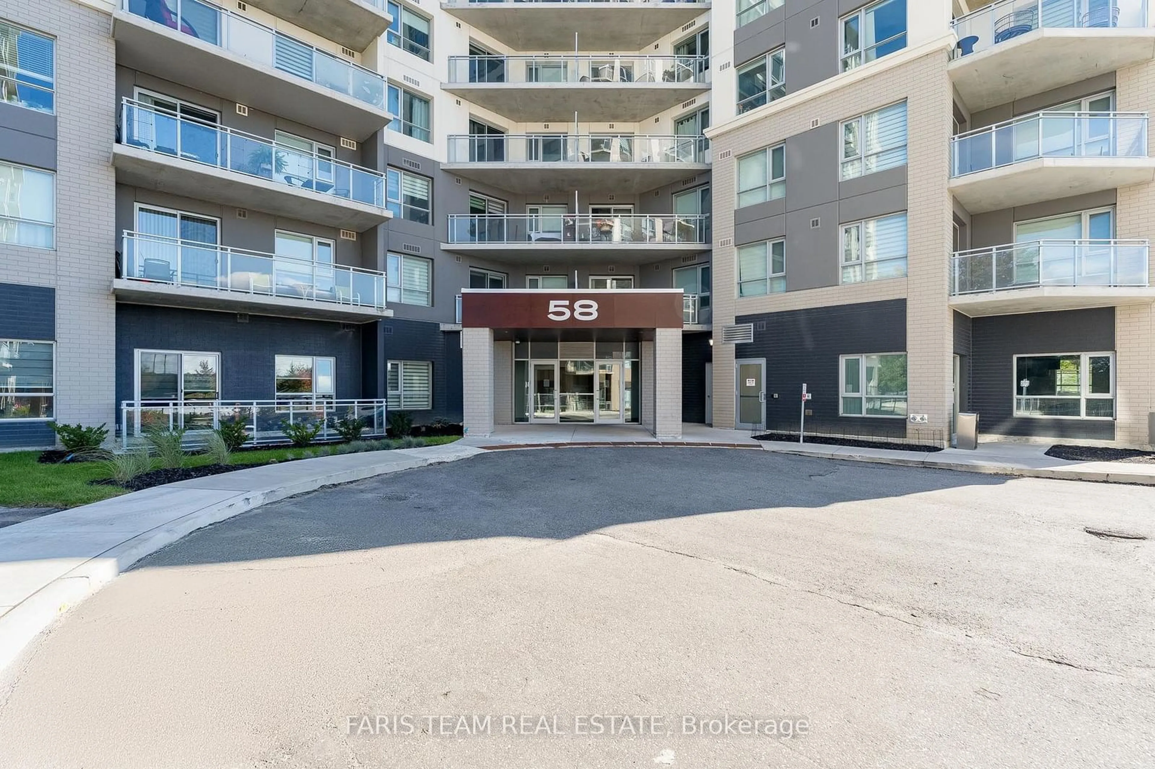 Indoor foyer for 58 Lakeside Terr #812, Barrie Ontario L4M 0L5