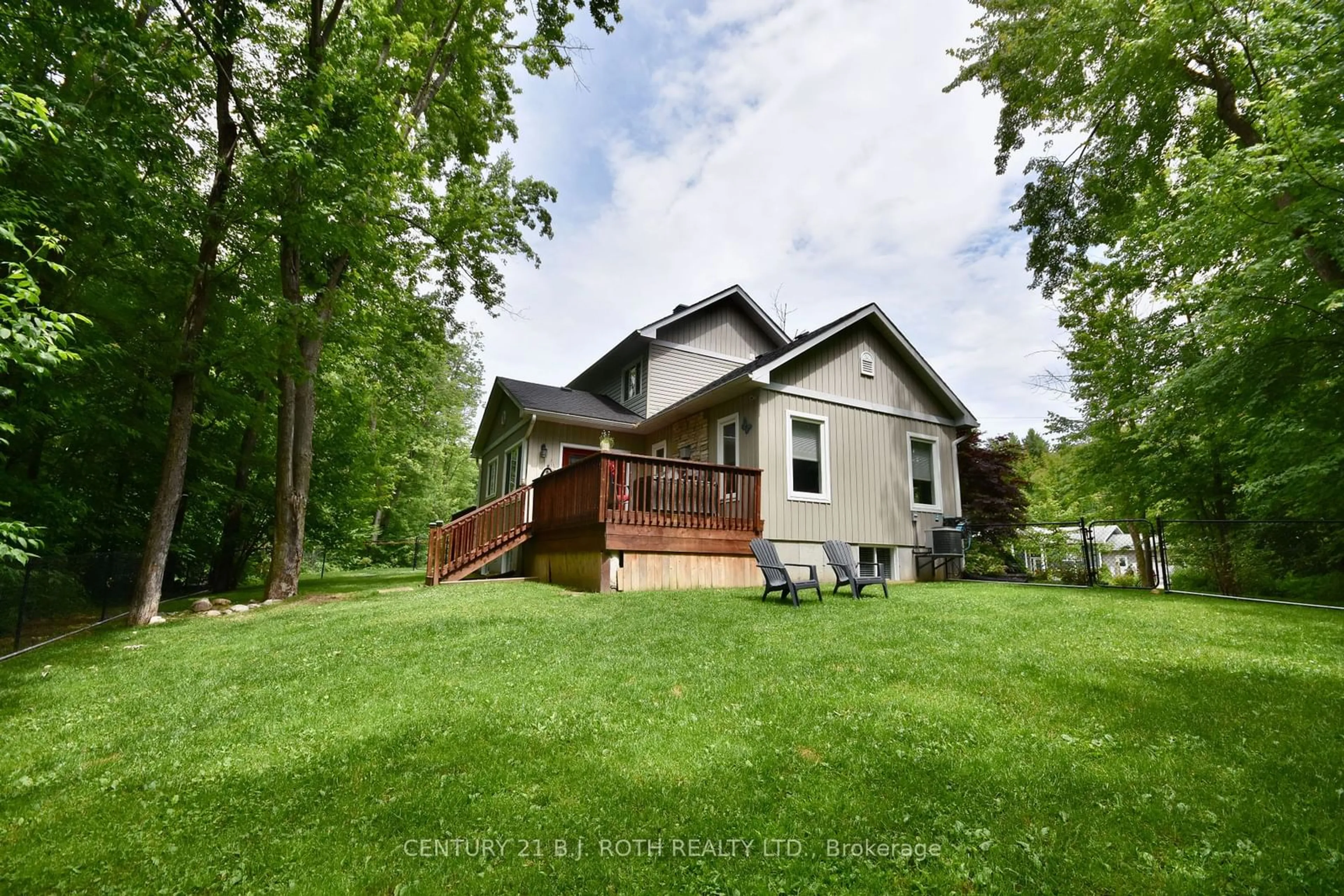 A pic from outside/outdoor area/front of a property/back of a property/a pic from drone, unknown for 3568 Shadow Creek Rd, Severn Ontario L3V 6H3