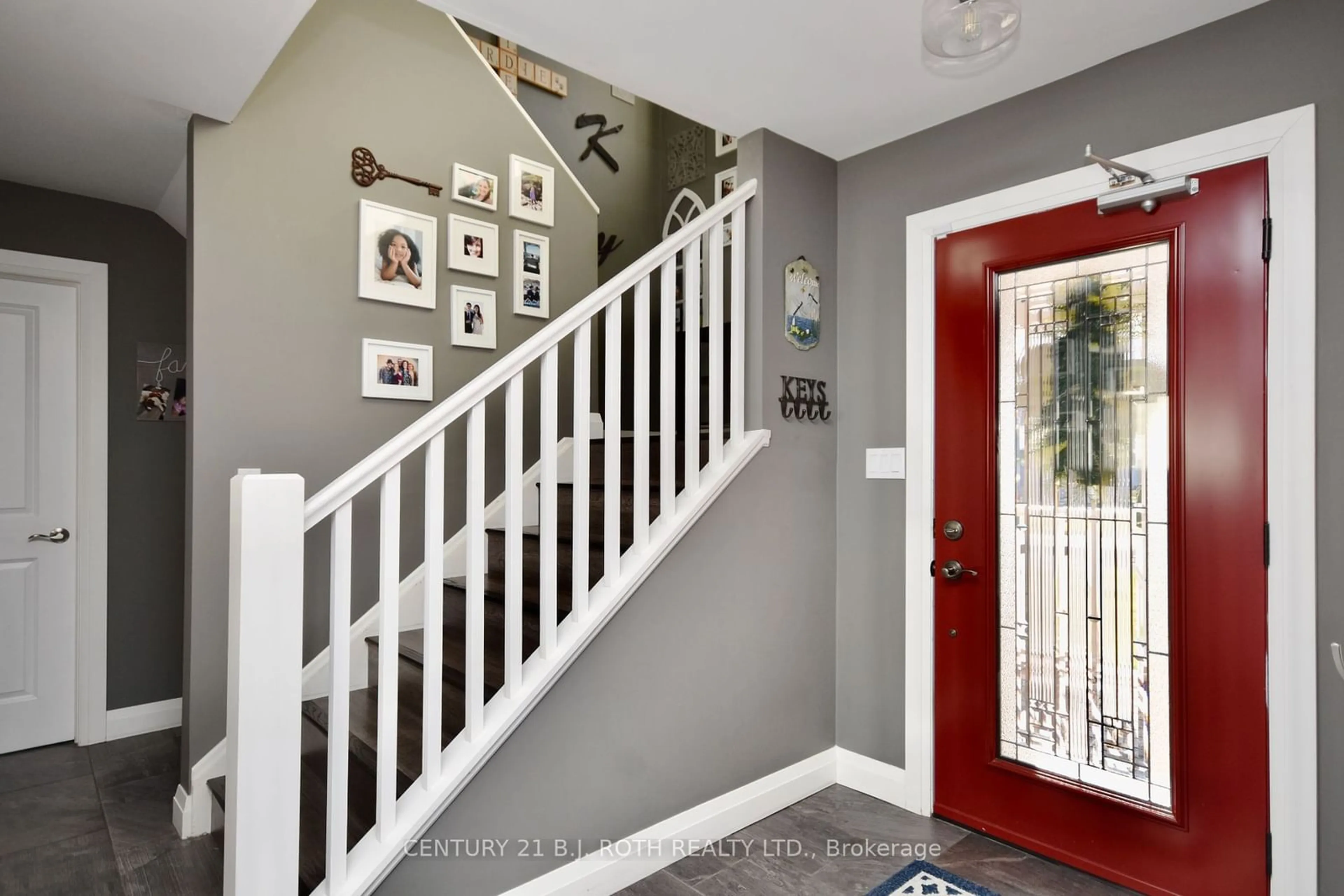 Indoor entryway for 3568 Shadow Creek Rd, Severn Ontario L3V 6H3