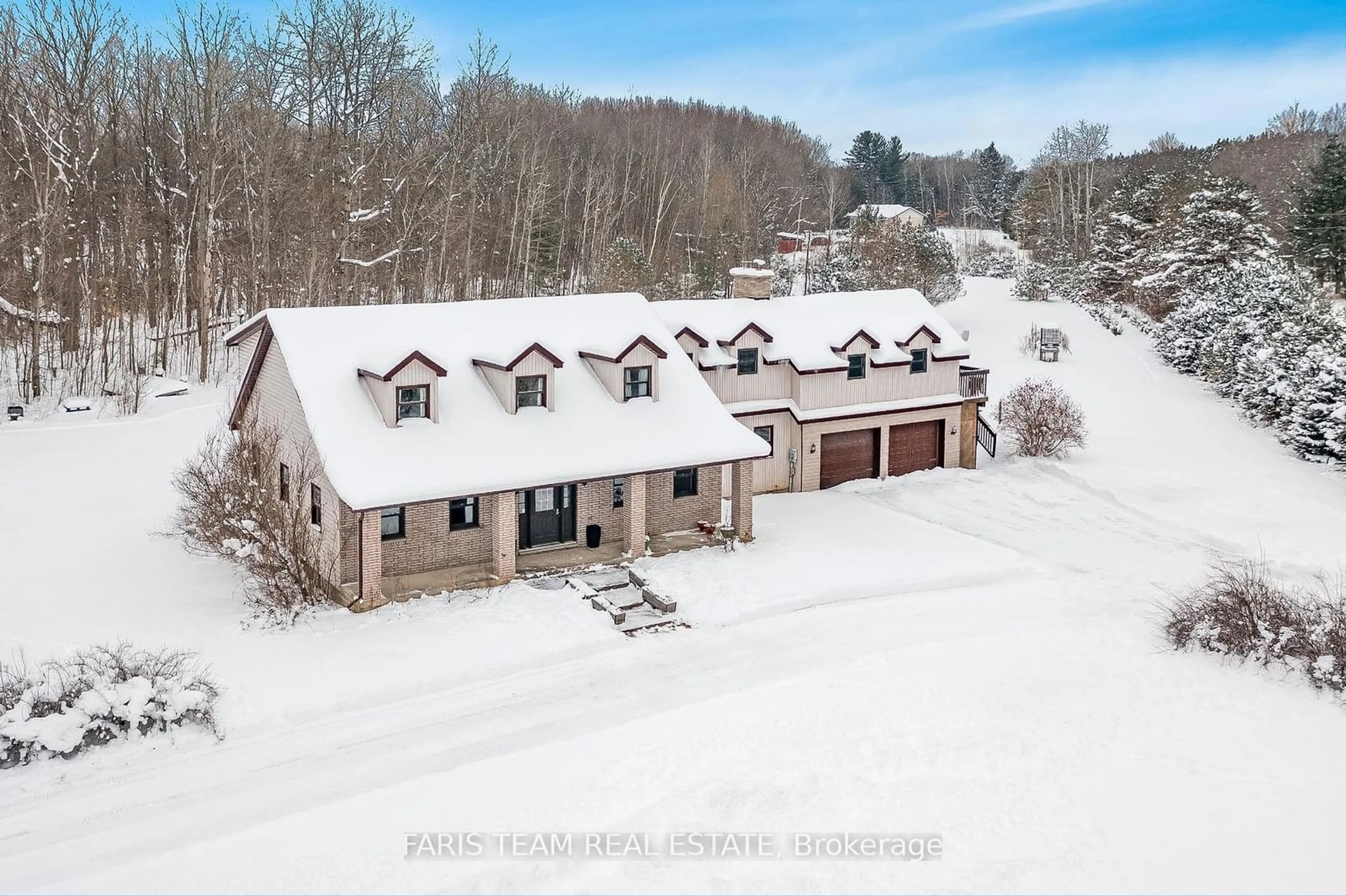 A pic from outside/outdoor area/front of a property/back of a property/a pic from drone, unknown for 3081 Hogback Rd, Clearview Ontario L0M 1N0