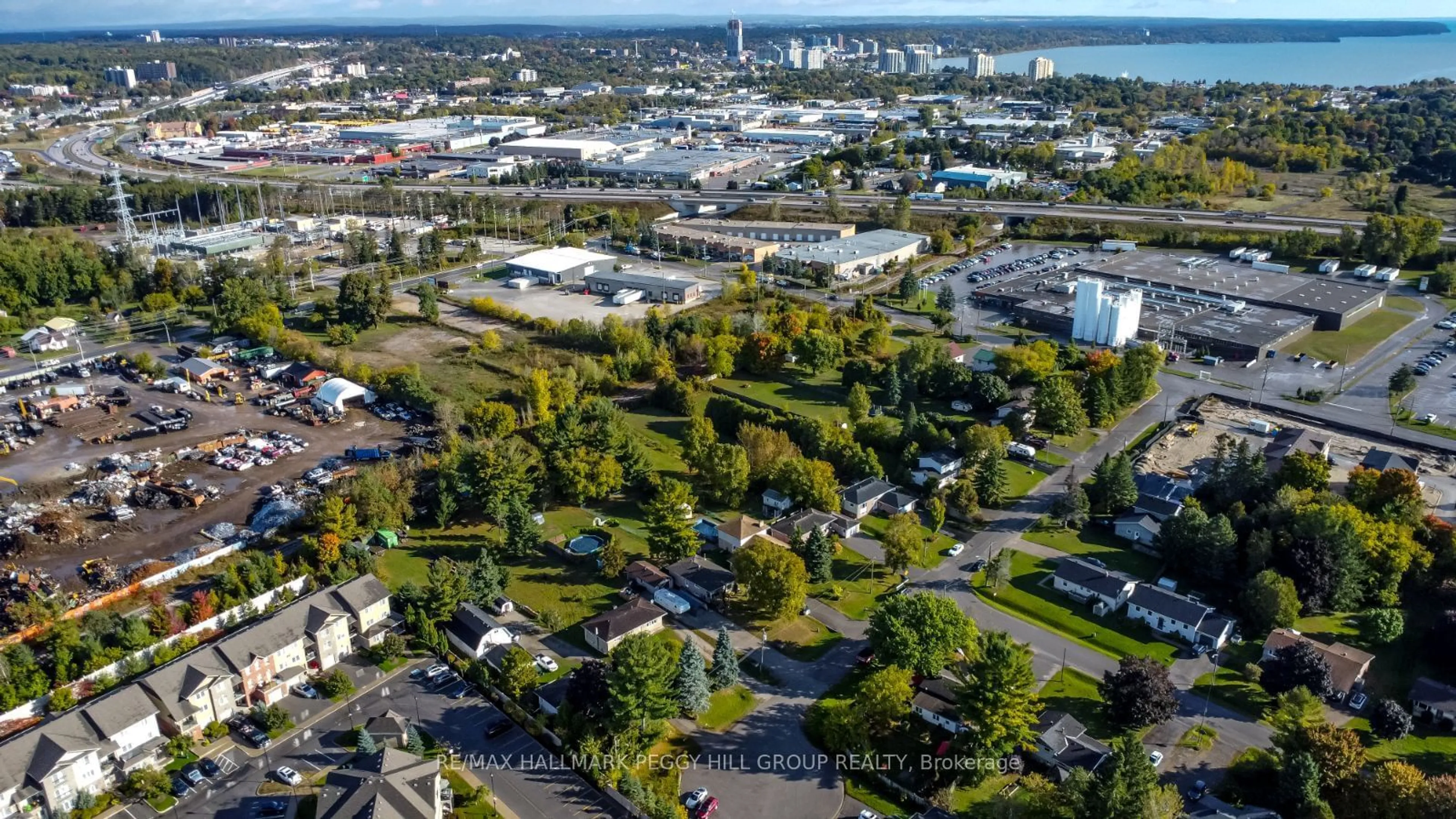 A pic from outside/outdoor area/front of a property/back of a property/a pic from drone, street for 215 Phillips St, Barrie Ontario L4N 3V2