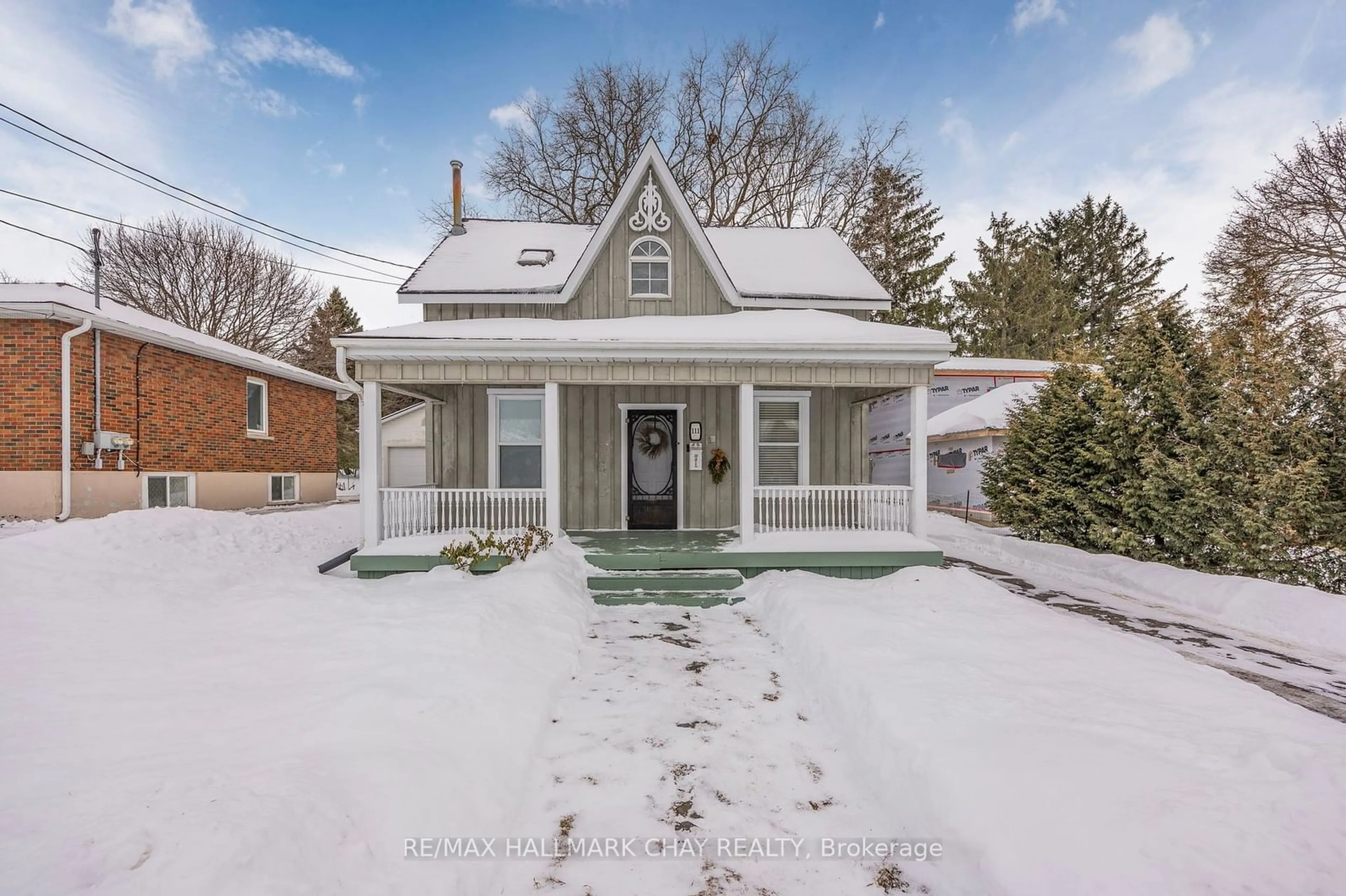 A pic from outside/outdoor area/front of a property/back of a property/a pic from drone, street for 111 Penetang St, Barrie Ontario L4M 1V7