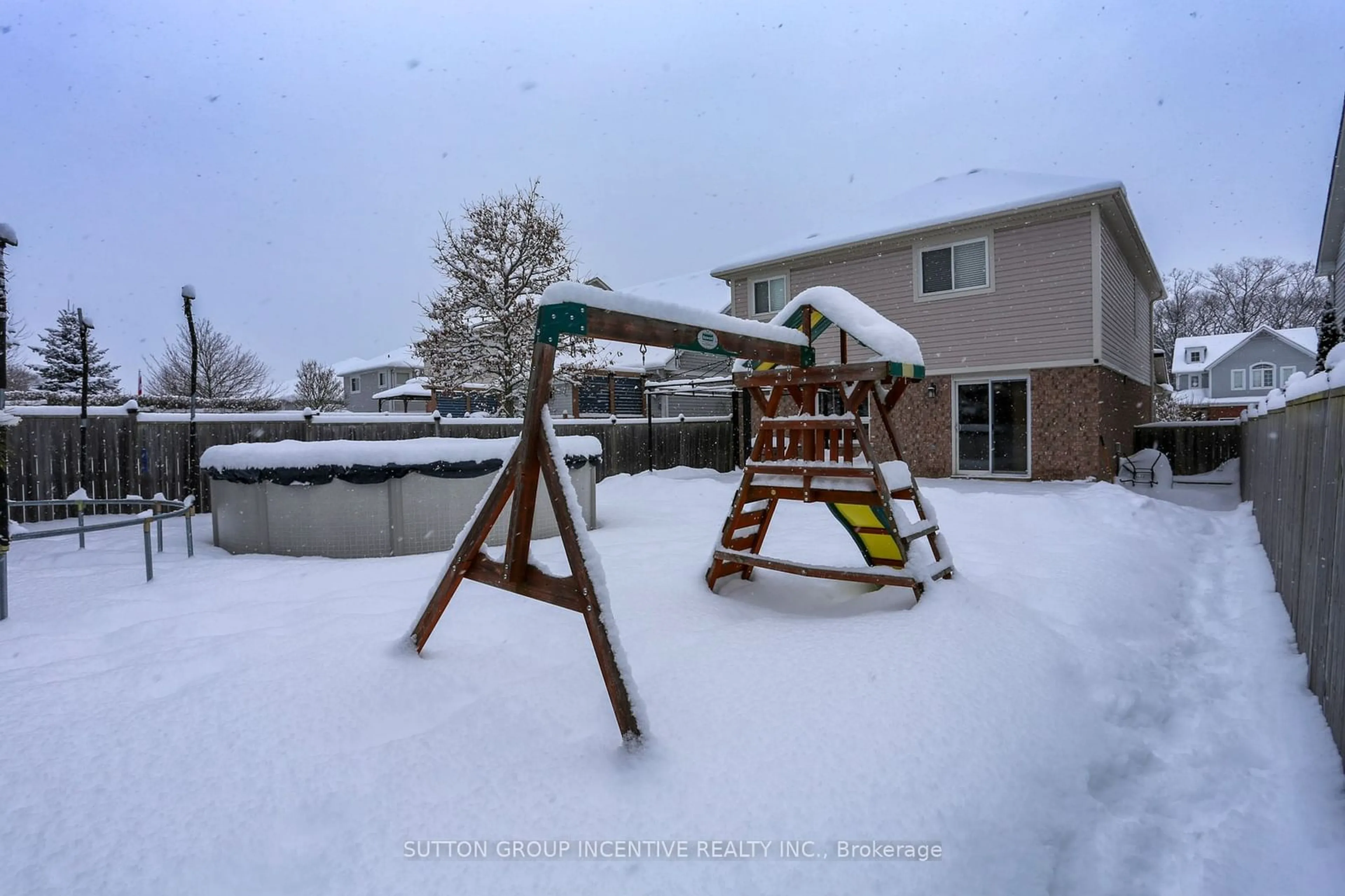 Patio, unknown for 84 Wesley Ave, Wasaga Beach Ontario L9Z 0B9