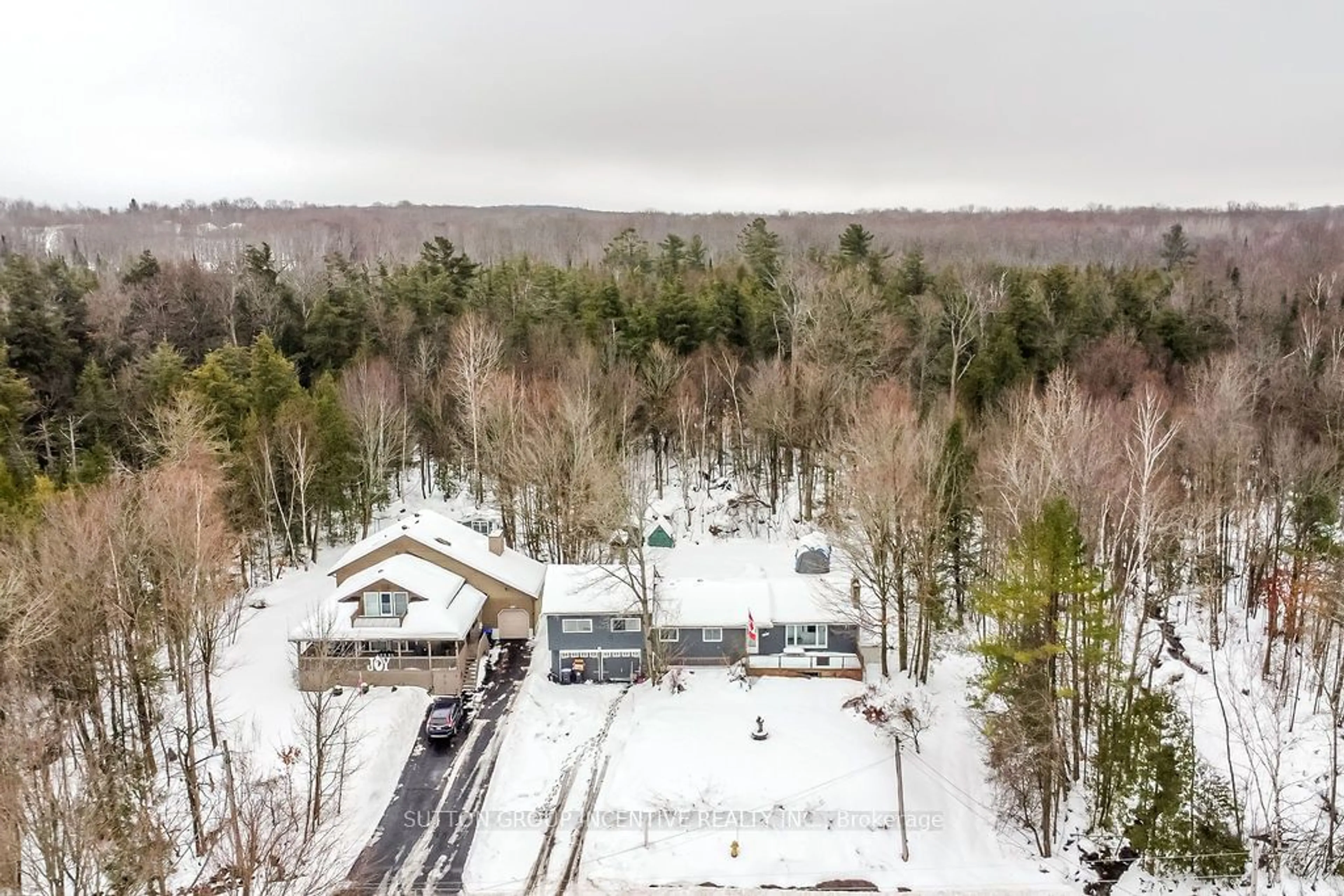 A pic from outside/outdoor area/front of a property/back of a property/a pic from drone, forest/trees view for 195 Bayview Ave, Tay Ontario L0K 1R0