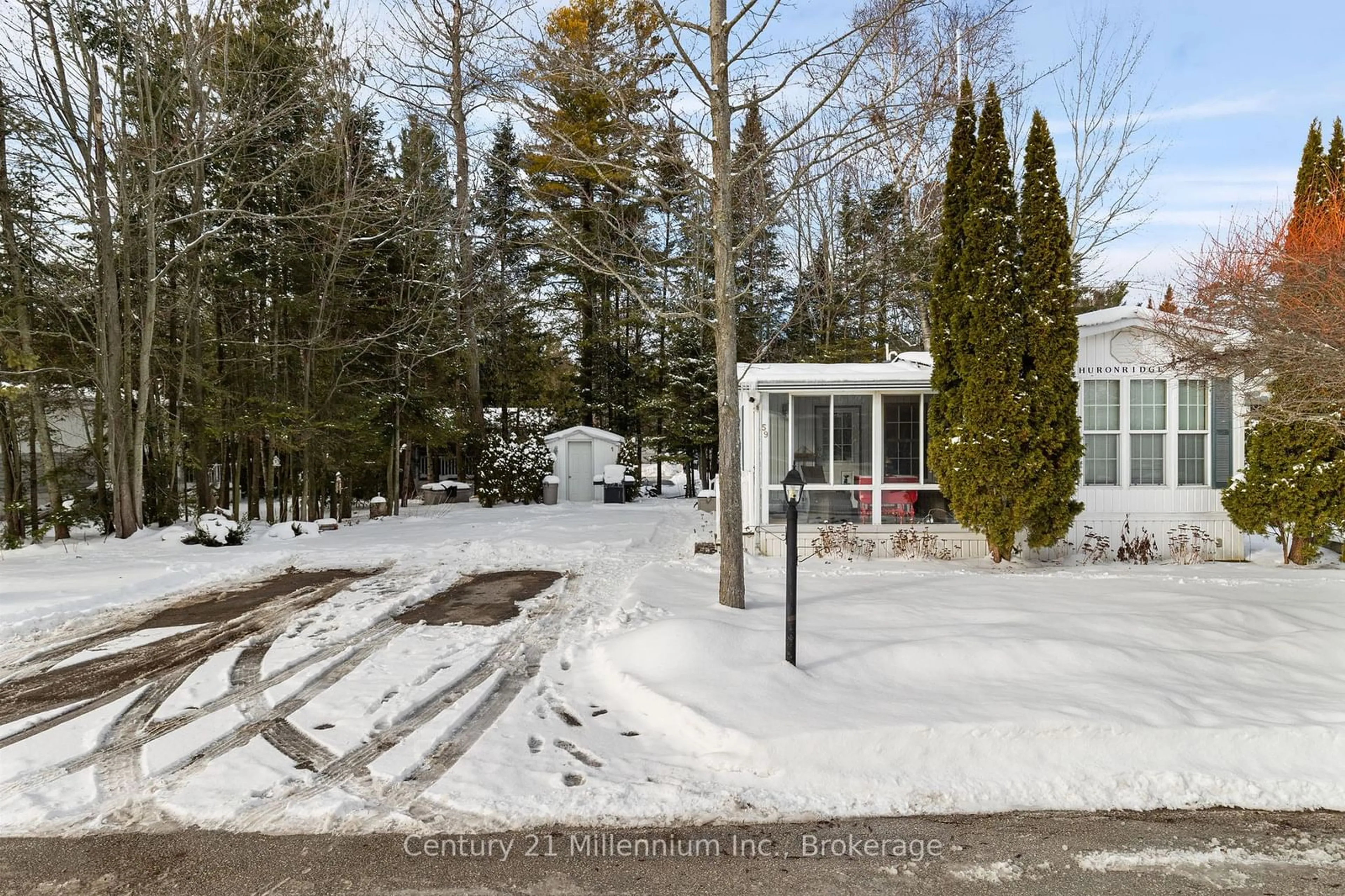 A pic from outside/outdoor area/front of a property/back of a property/a pic from drone, street for 59 Topaz St, Wasaga Beach Ontario L9Z 1X7