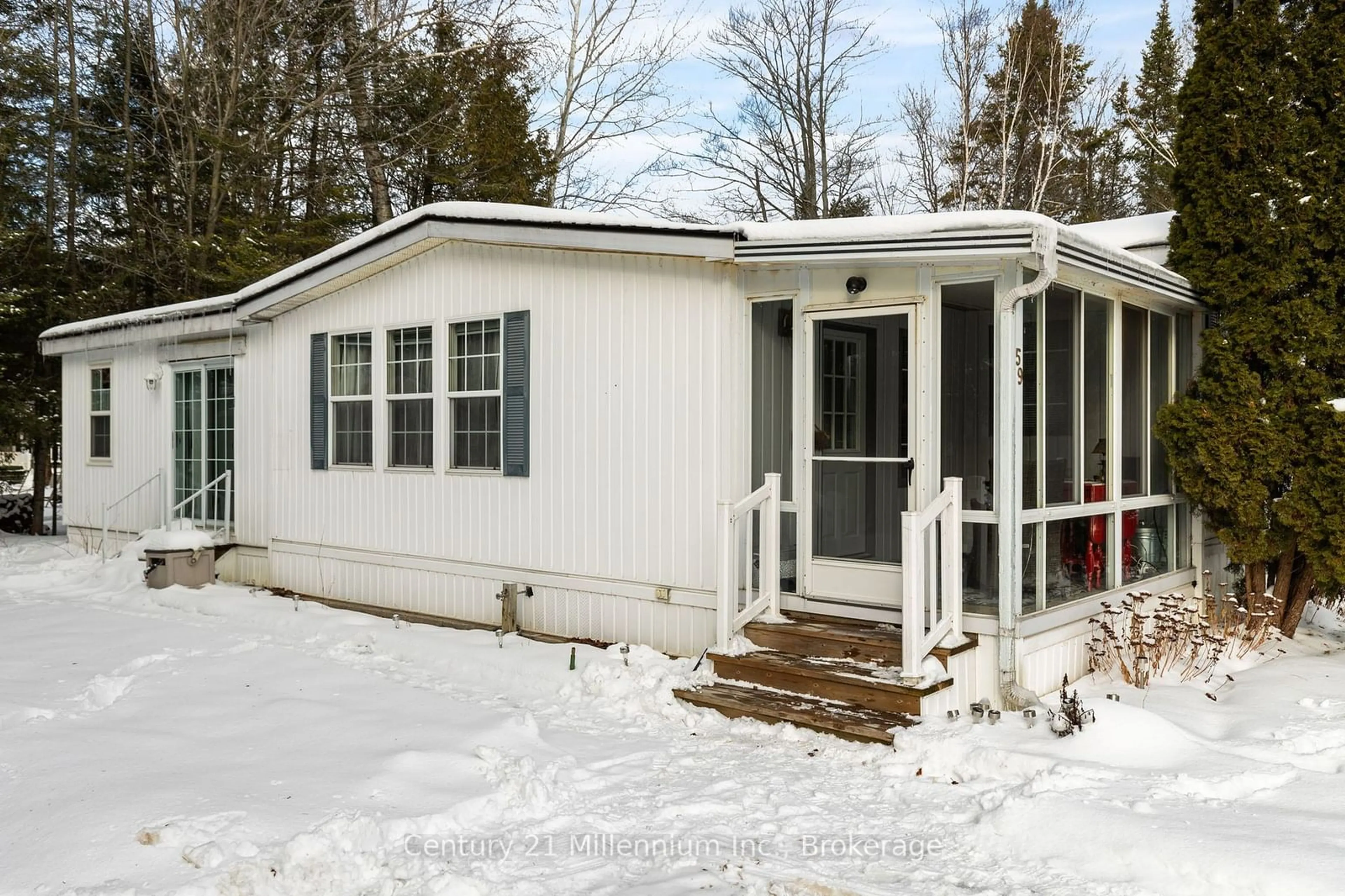 Home with vinyl exterior material, street for 59 Topaz St, Wasaga Beach Ontario L9Z 1X7