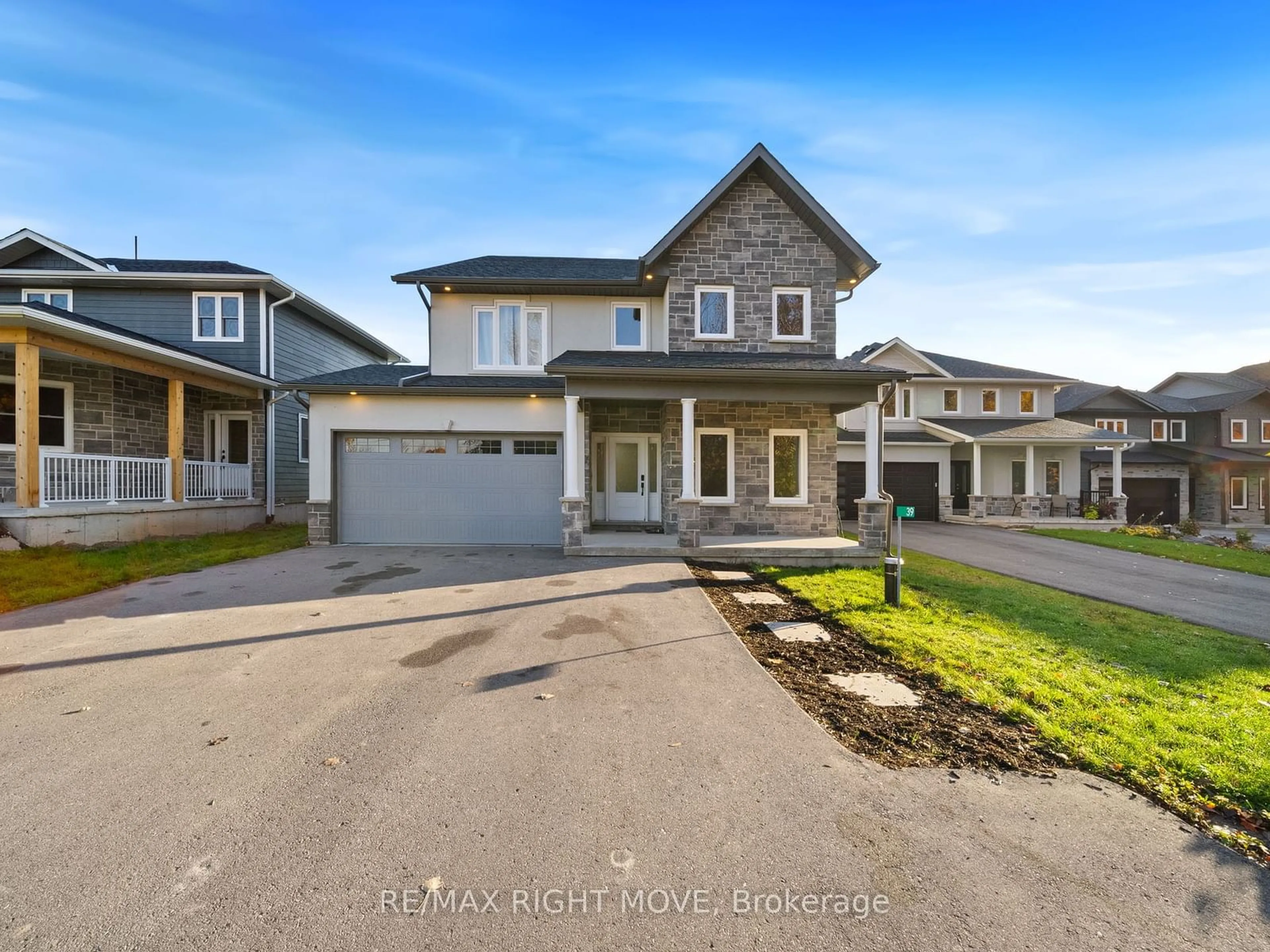 A pic from outside/outdoor area/front of a property/back of a property/a pic from drone, street for 39 Rosy Beach Crt, Ramara Ontario L3V 8L2