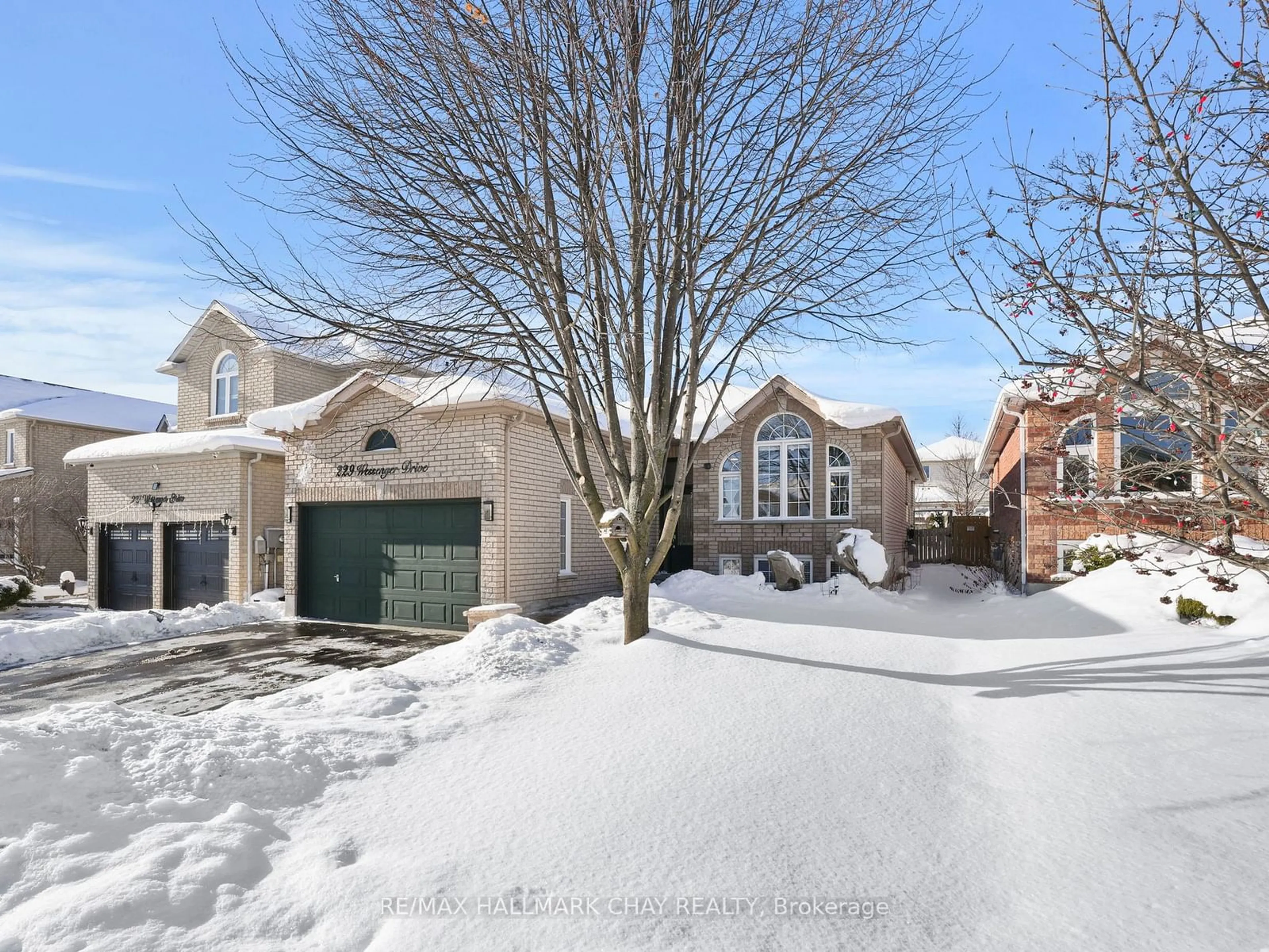 A pic from outside/outdoor area/front of a property/back of a property/a pic from drone, street for 229 Wessenger Dr, Barrie Ontario L4N 8R4