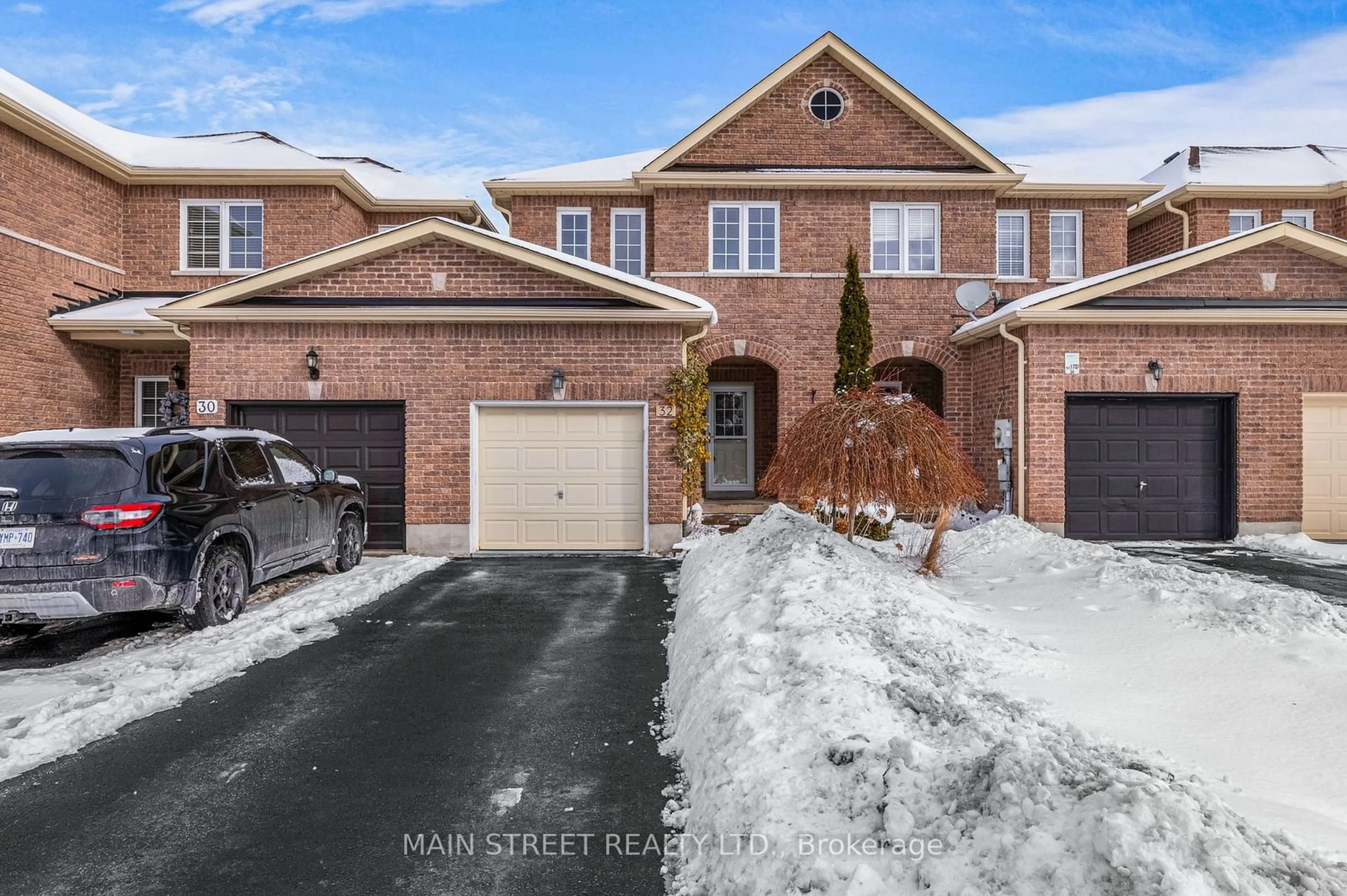 Home with brick exterior material, street for 32 Arch Brown Crt, Barrie Ontario L4M 0C6