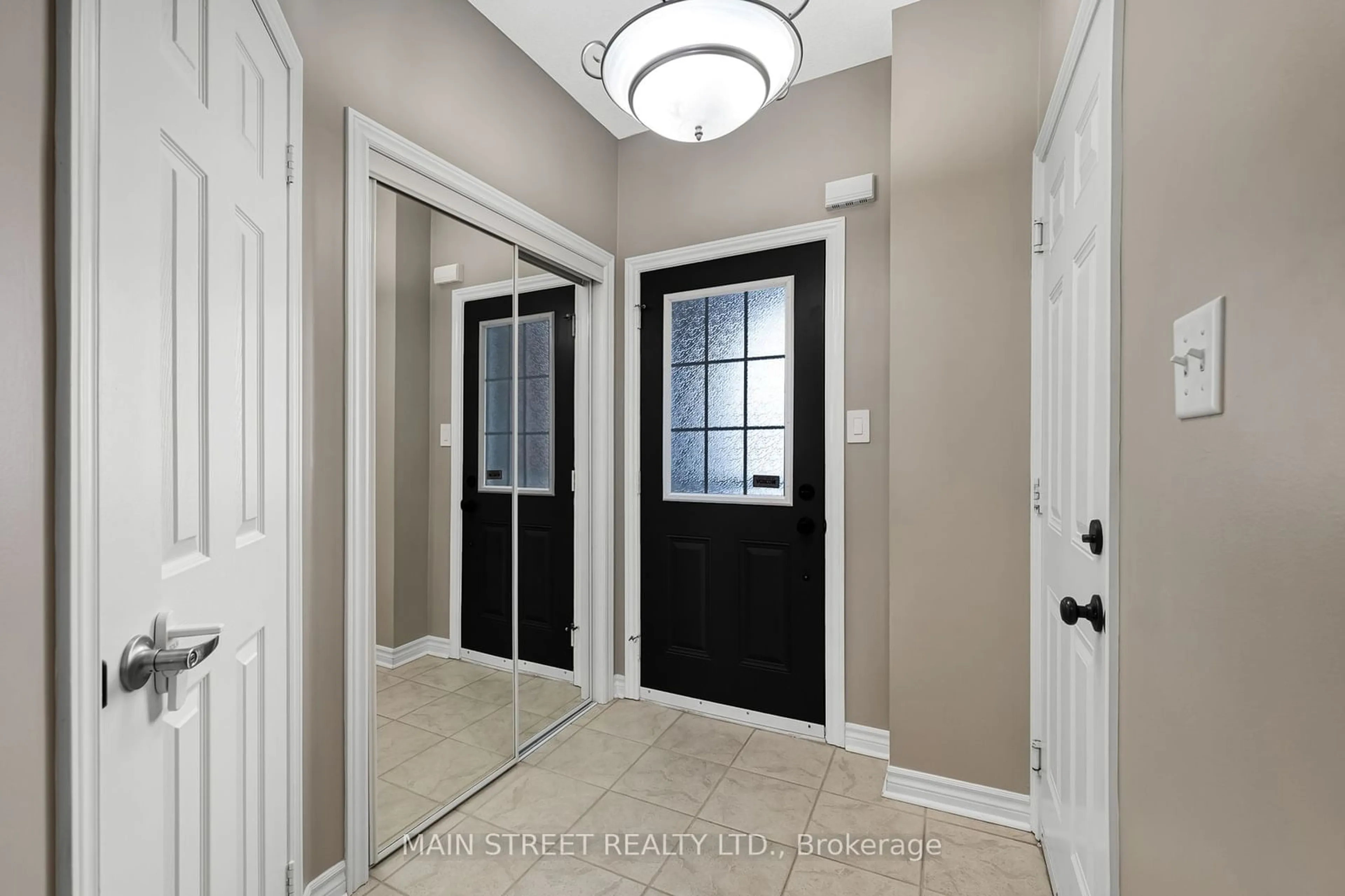 Indoor entryway for 32 Arch Brown Crt, Barrie Ontario L4M 0C6