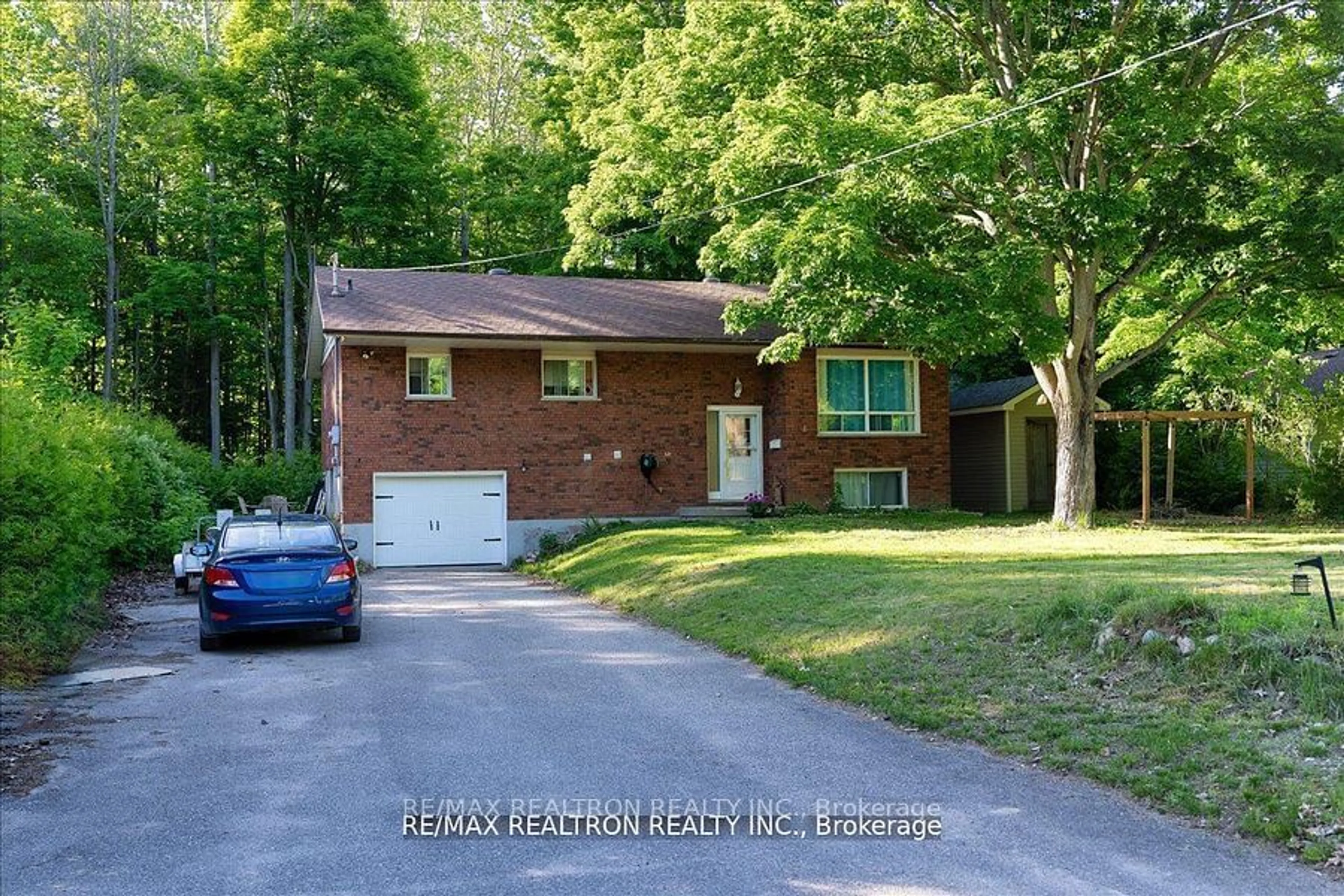 Home with brick exterior material, street for 40 Rue Vanier, Tiny Ontario L9M 0J2