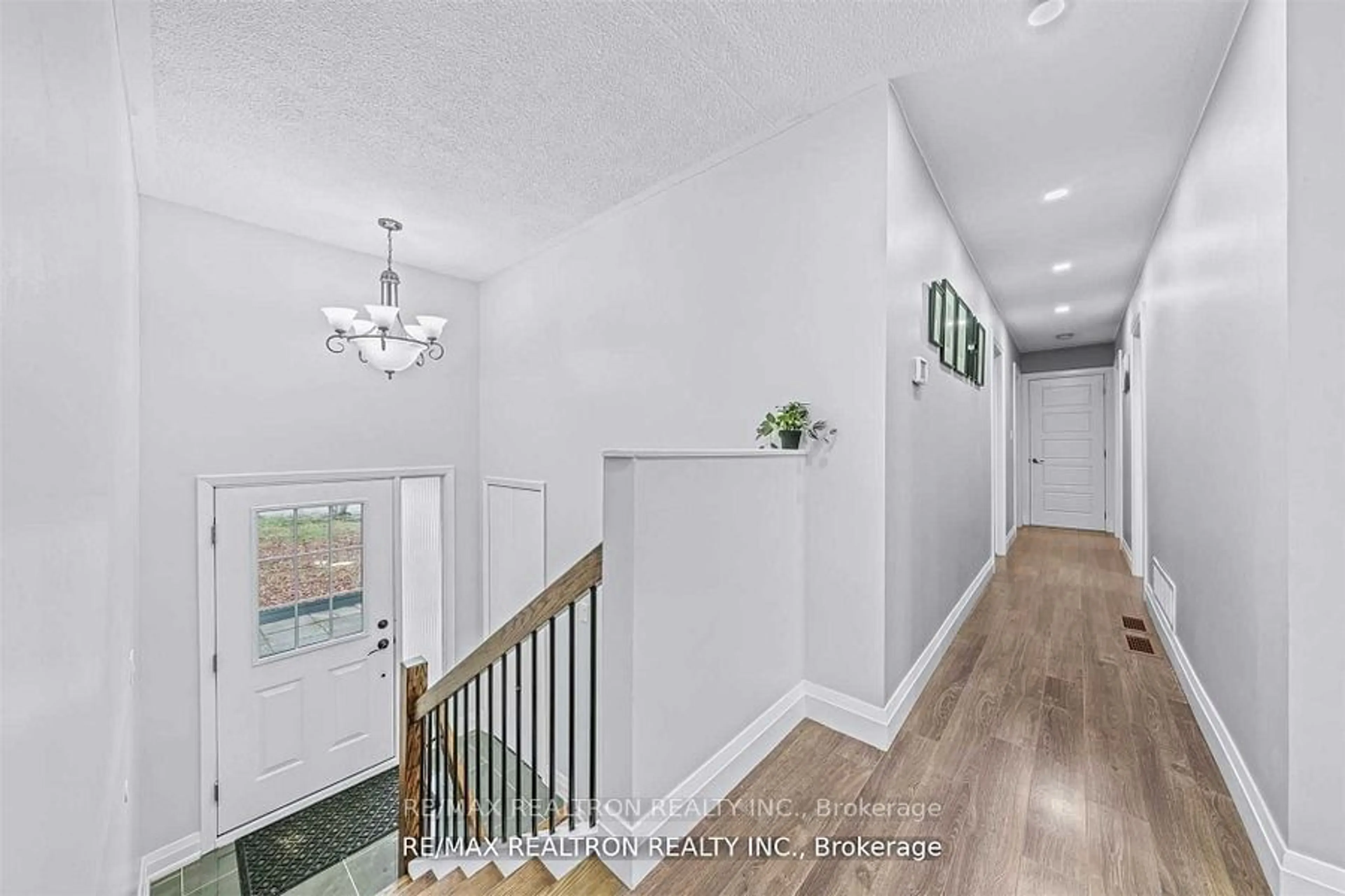 Indoor entryway for 40 Rue Vanier, Tiny Ontario L9M 0J2