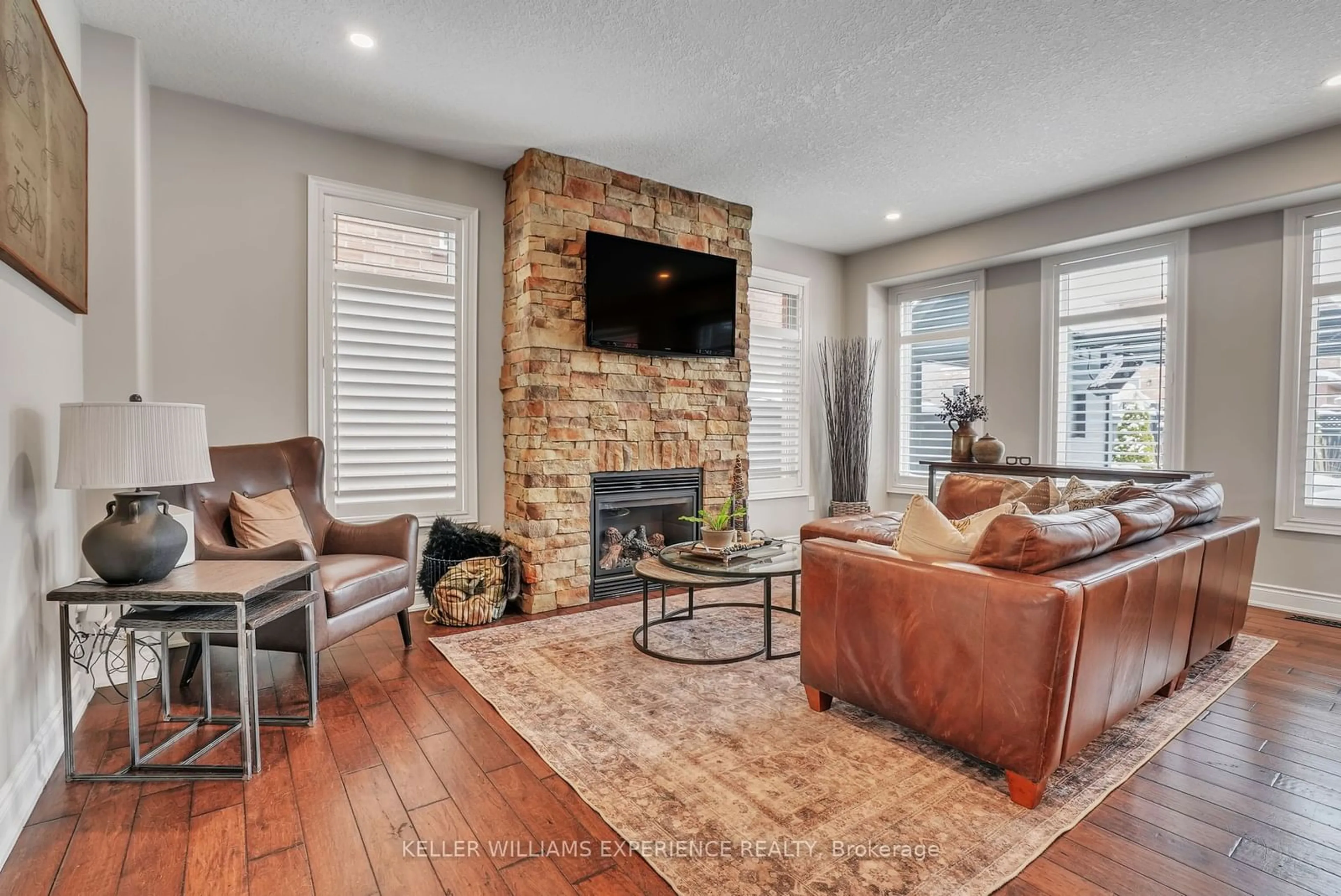 Living room with furniture, unknown for 71 Graihawk Dr, Barrie Ontario L4N 6G7