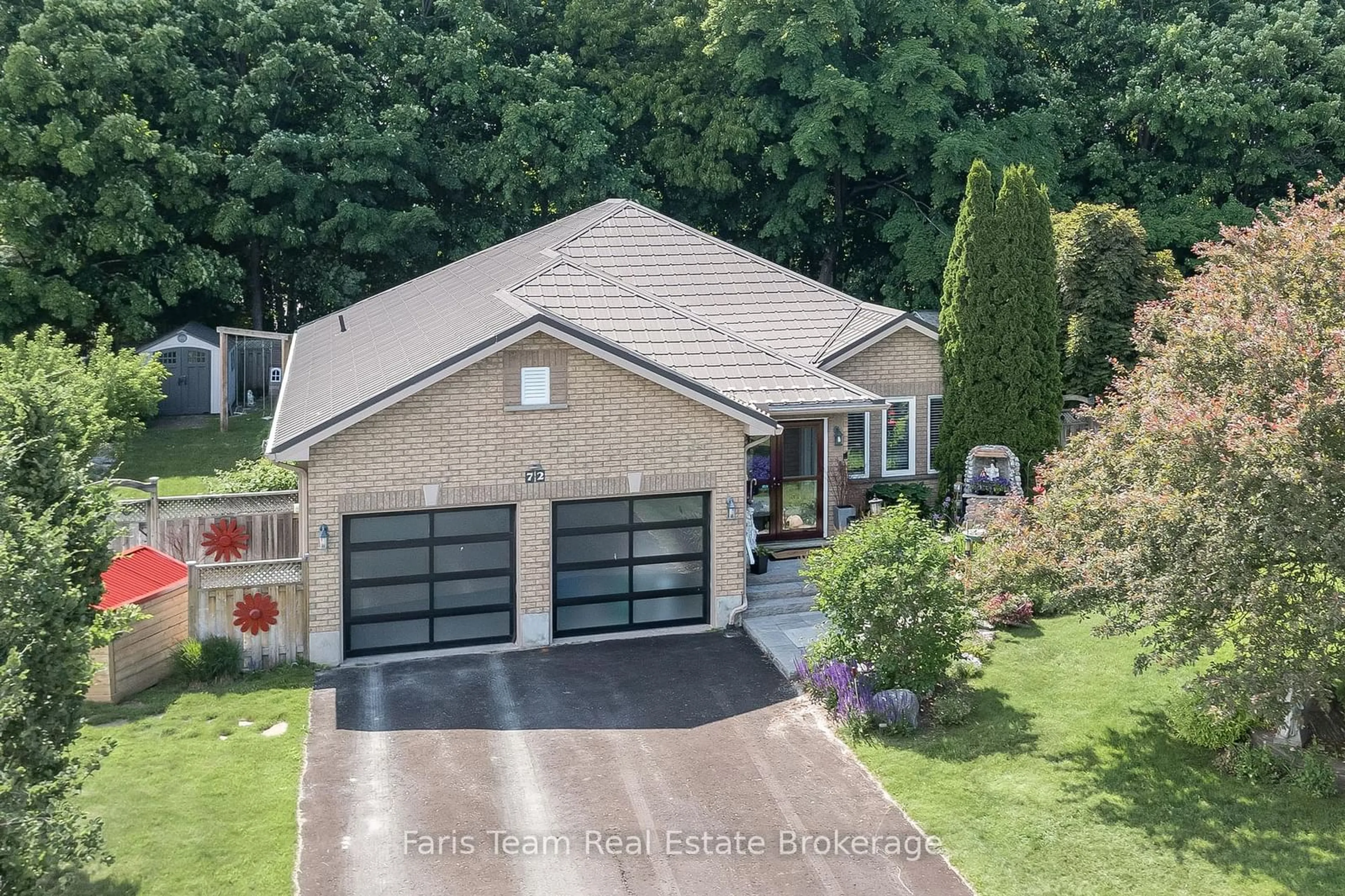 A pic from outside/outdoor area/front of a property/back of a property/a pic from drone, street for 72 Oxley Dr, Penetanguishene Ontario L9M 1W4