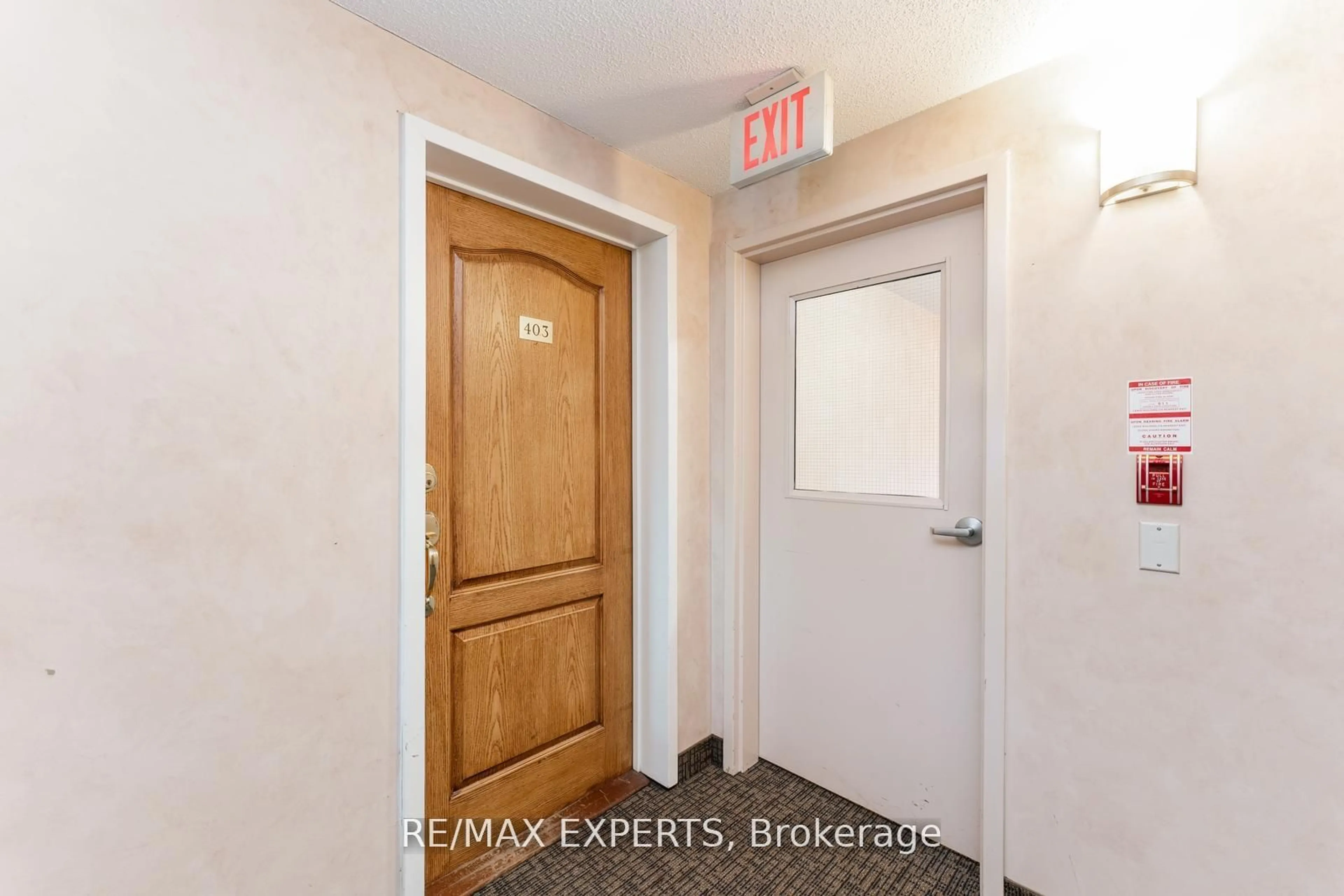 Indoor entryway for 117 Edgehill Dr #403, Barrie Ontario L4N 1L9