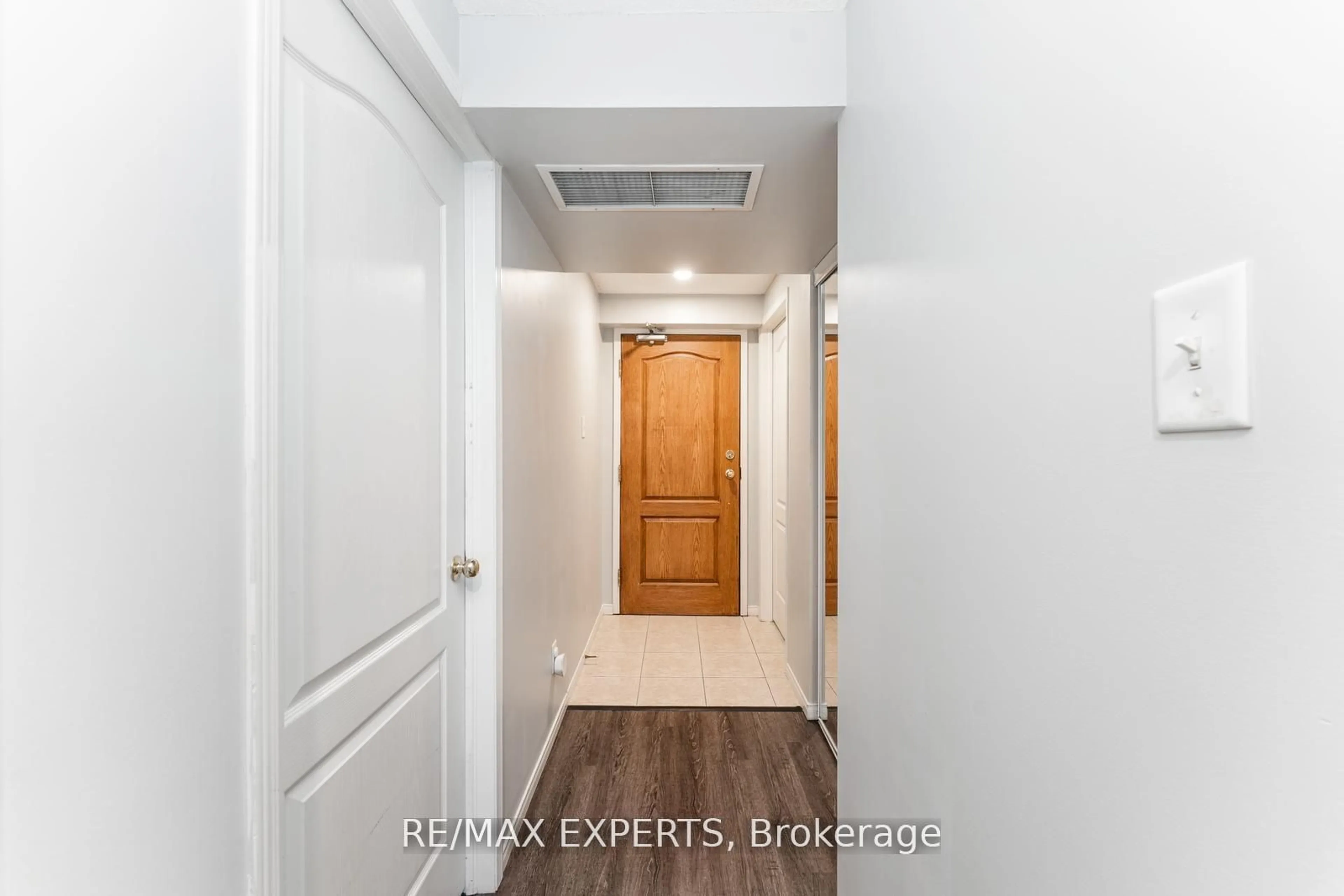 Indoor entryway for 117 Edgehill Dr #403, Barrie Ontario L4N 1L9