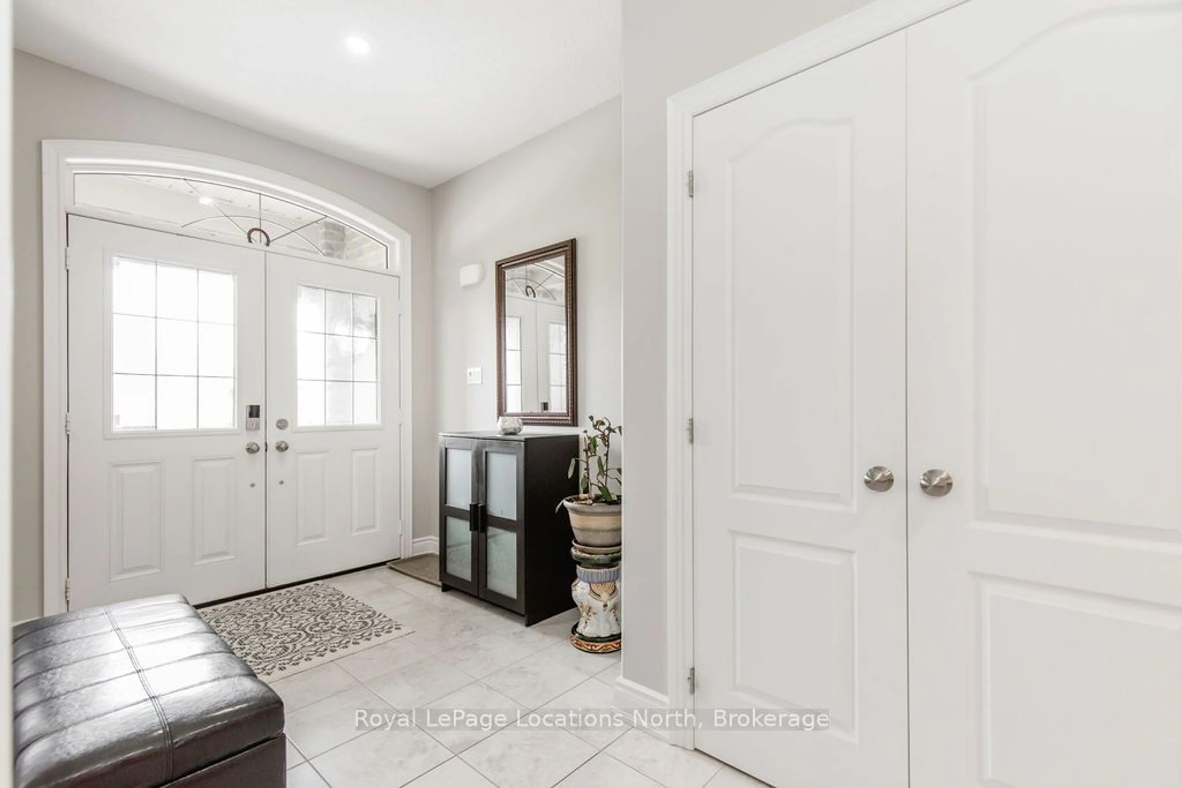 Indoor entryway for 43 Lockerbie Cres, Collingwood Ontario L9Y 0Y9