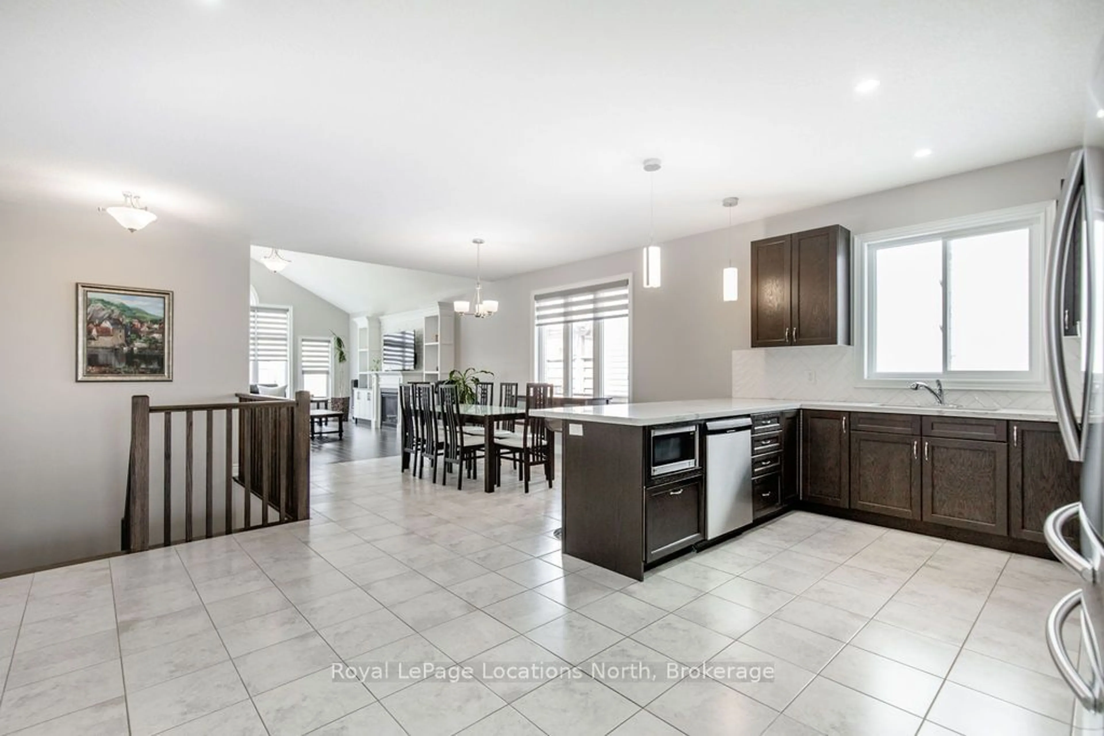 Open concept kitchen, ceramic/tile floor for 43 Lockerbie Cres, Collingwood Ontario L9Y 0Y9