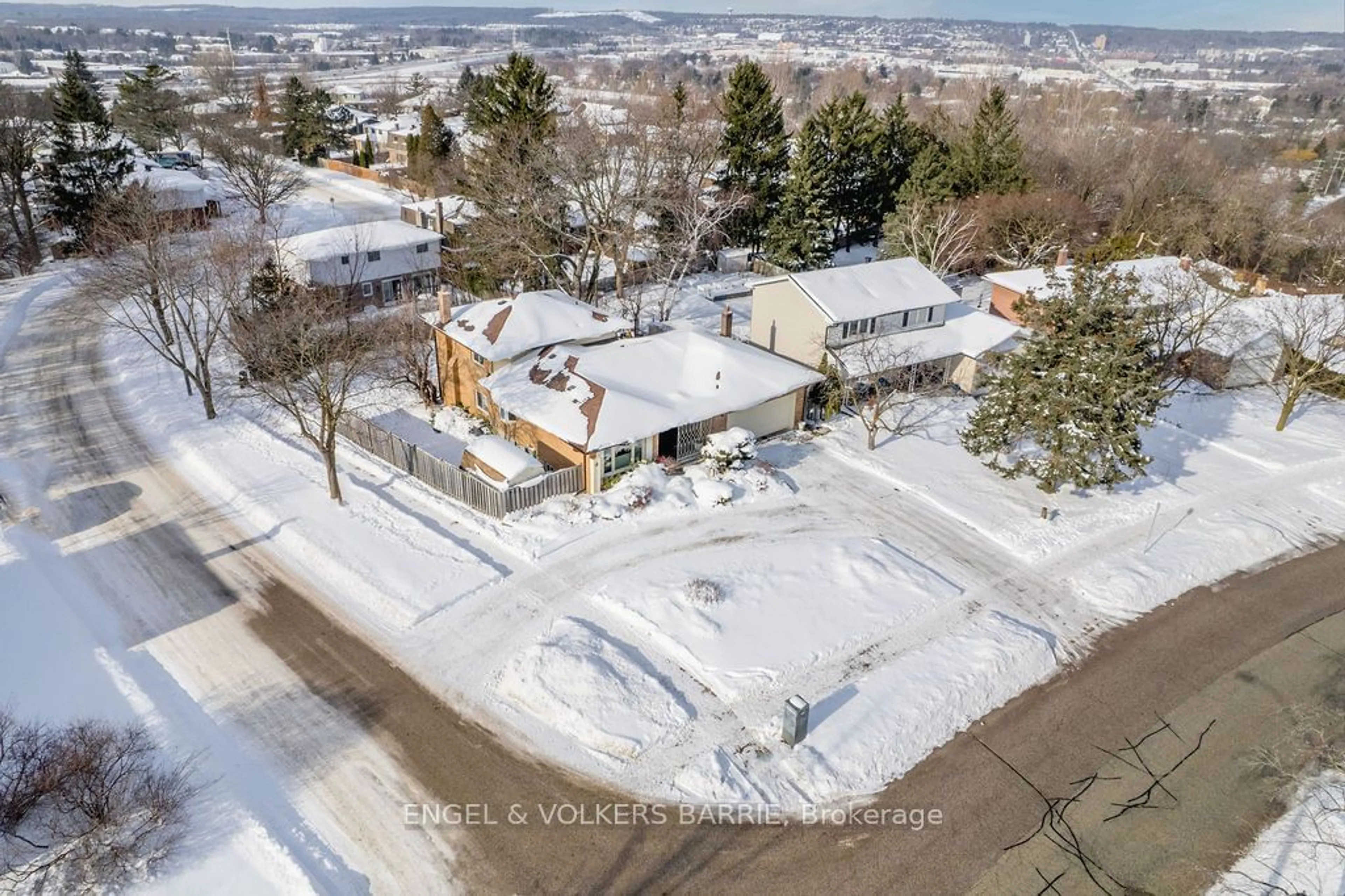 A pic from outside/outdoor area/front of a property/back of a property/a pic from drone, street for 42 Marshall St, Barrie Ontario L4N 3S5