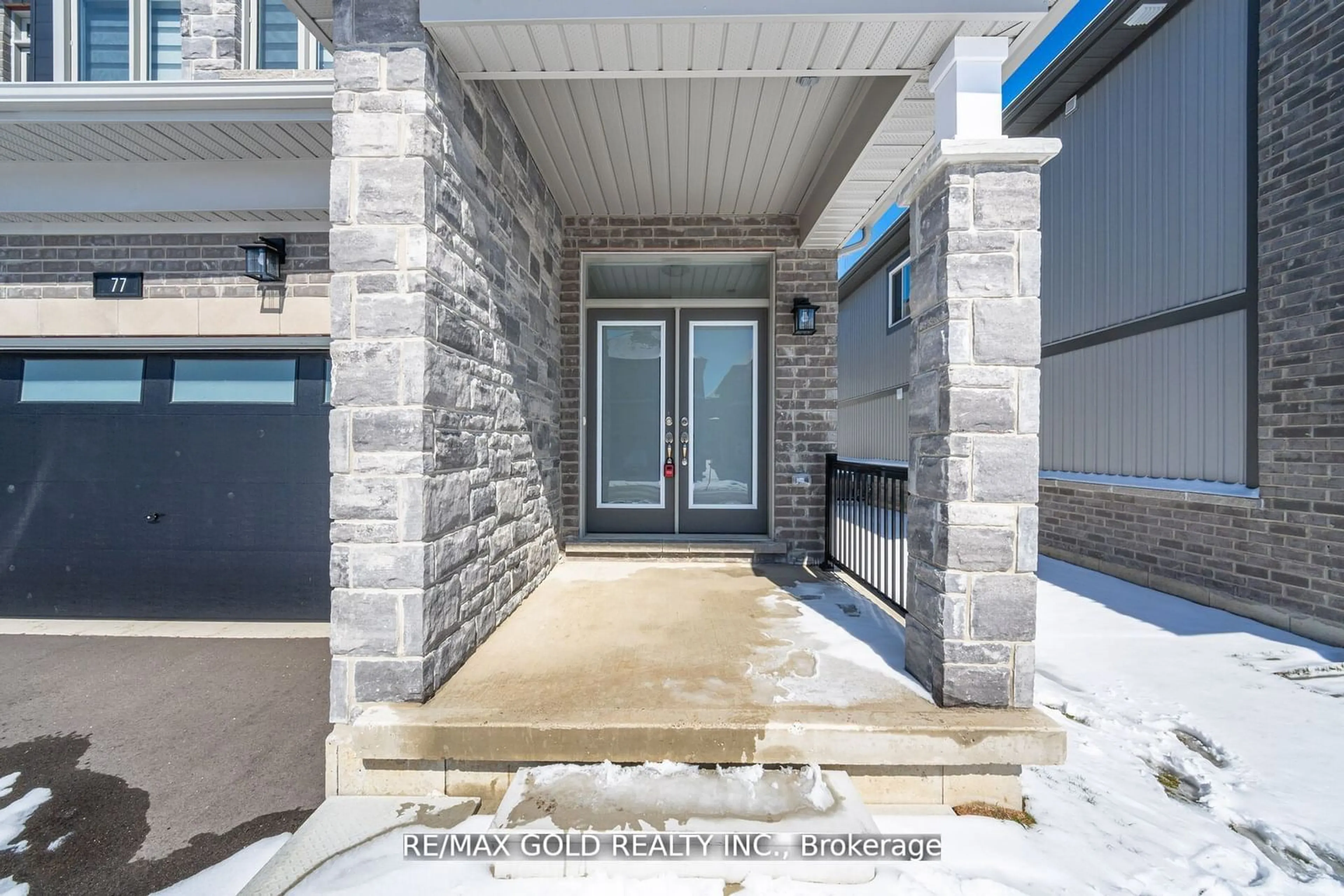 Indoor entryway for 77 Alaskan Hts, Barrie Ontario L9J 0H9