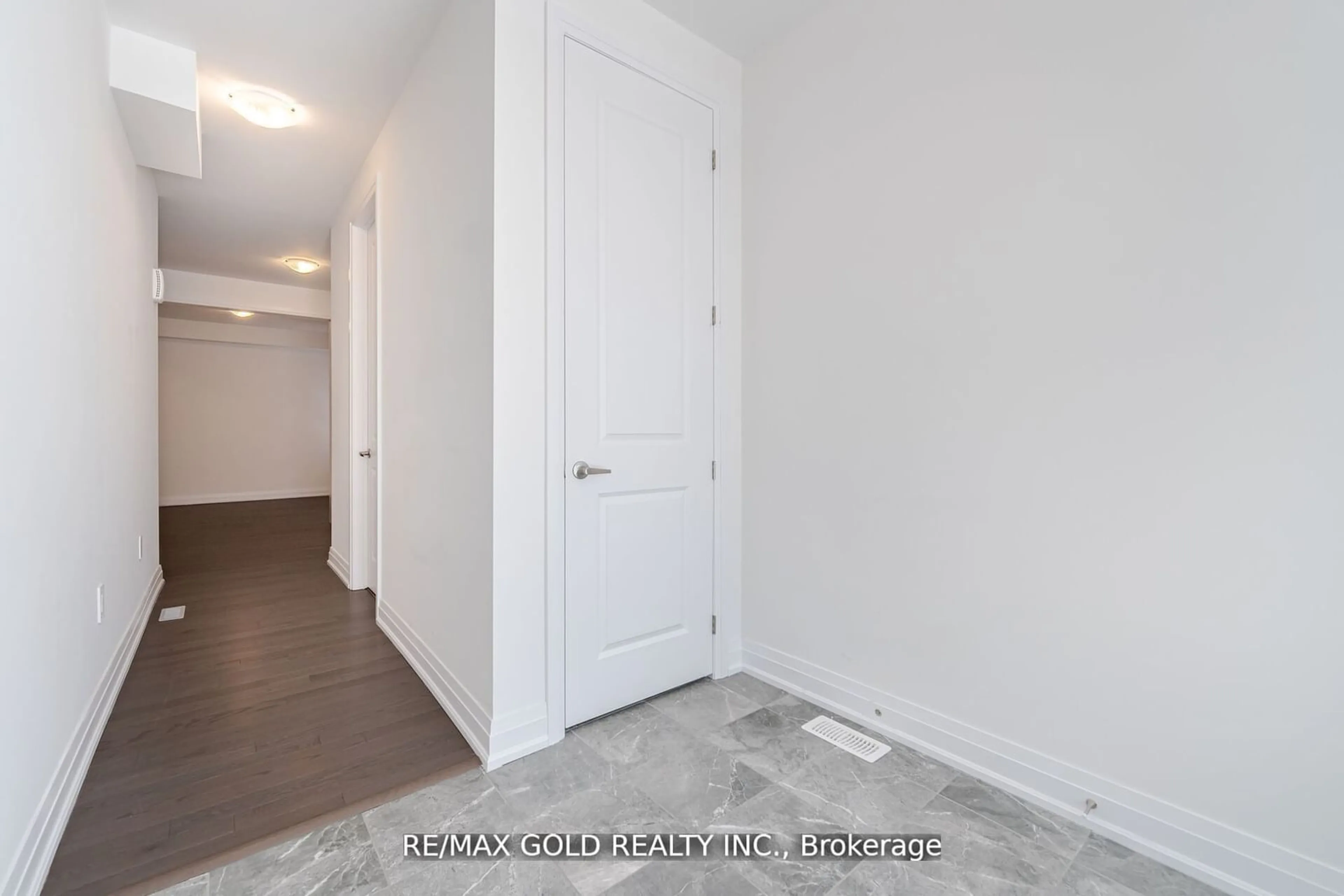 Indoor entryway for 77 Alaskan Hts, Barrie Ontario L9J 0H9