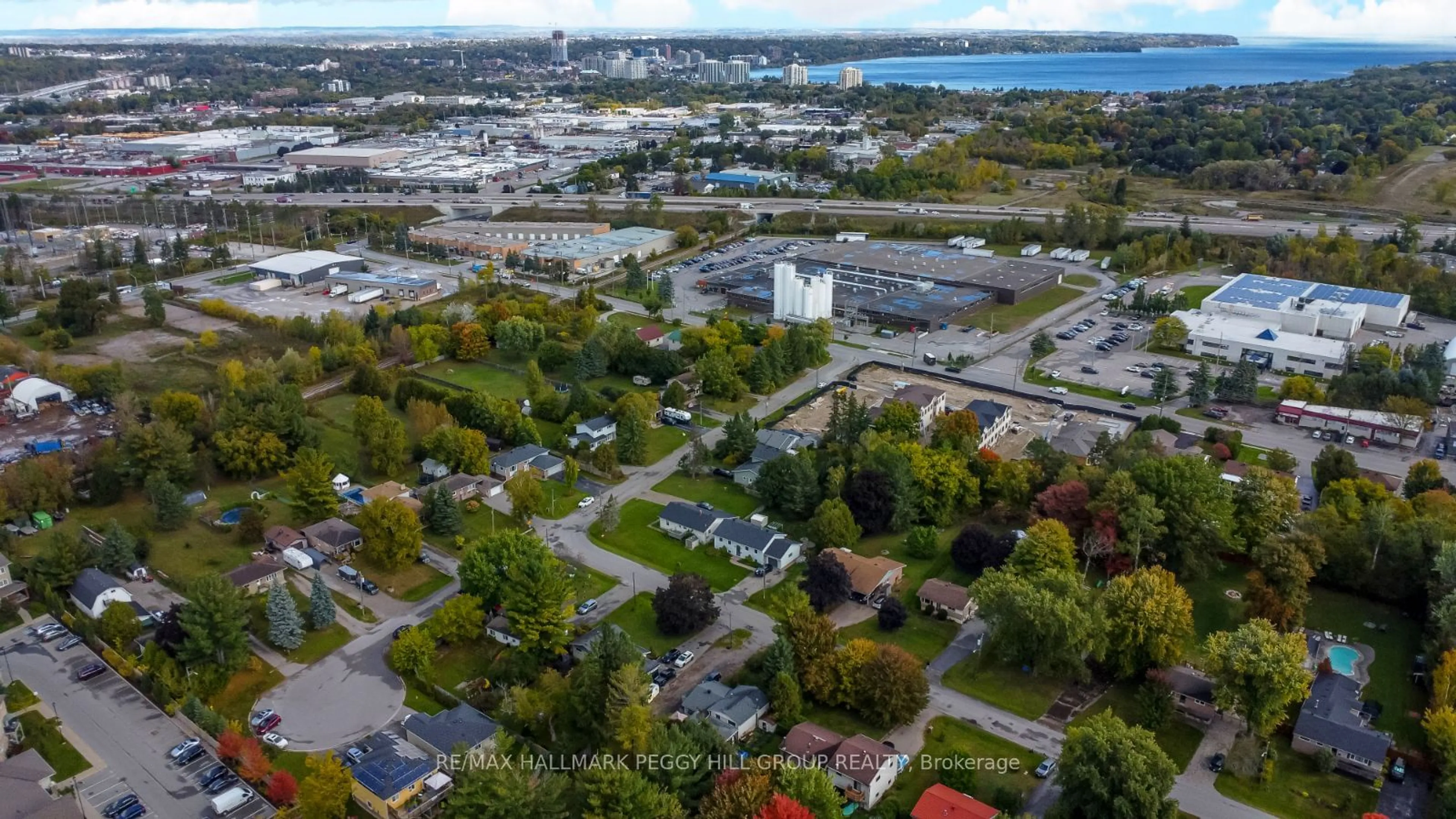 A pic from outside/outdoor area/front of a property/back of a property/a pic from drone, unknown for 221 Phillips St, Barrie Ontario L4N 3V2