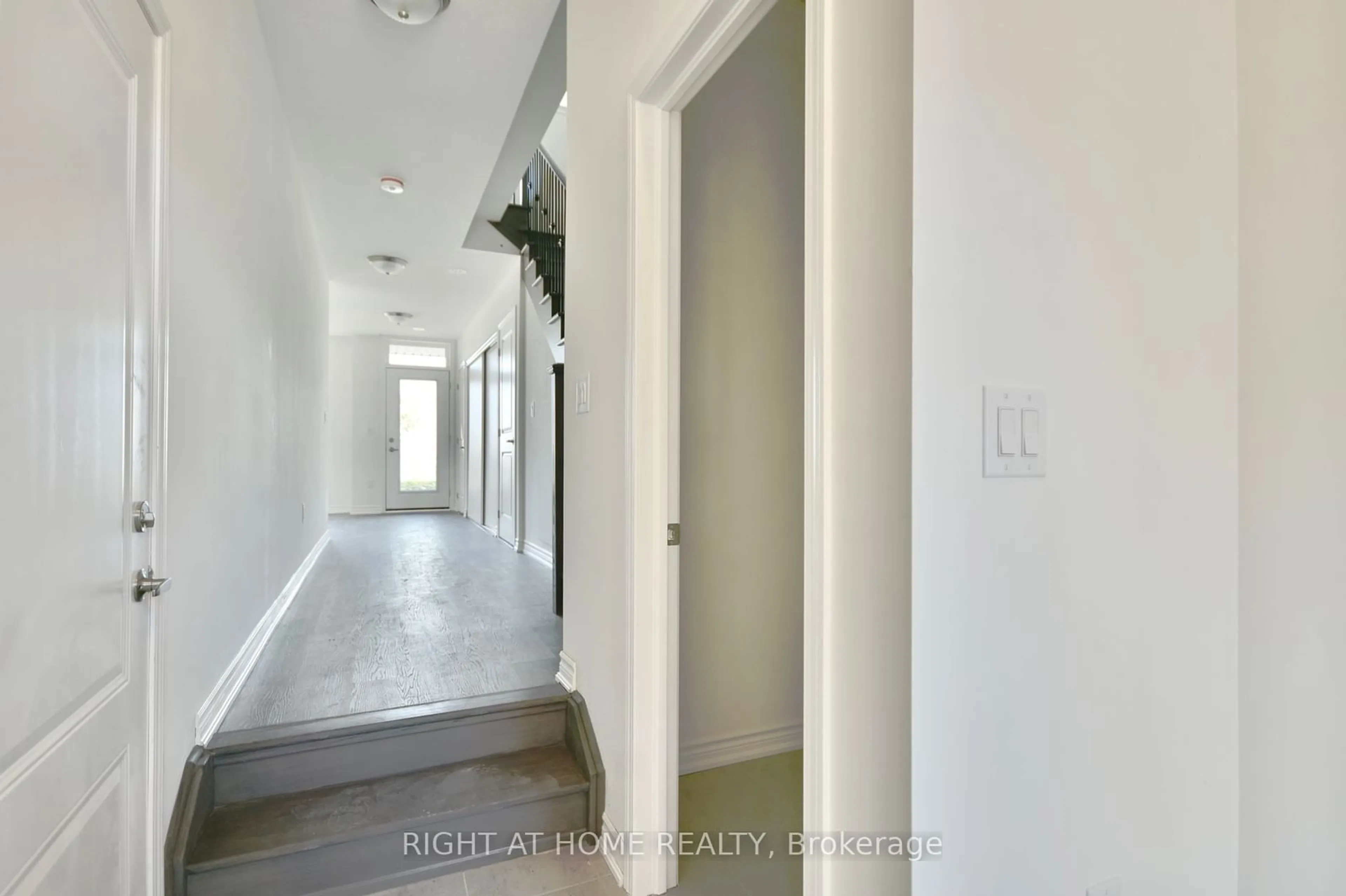 Indoor entryway for 44 WYN WOOD Lane, Orillia Ontario L3V 8P7