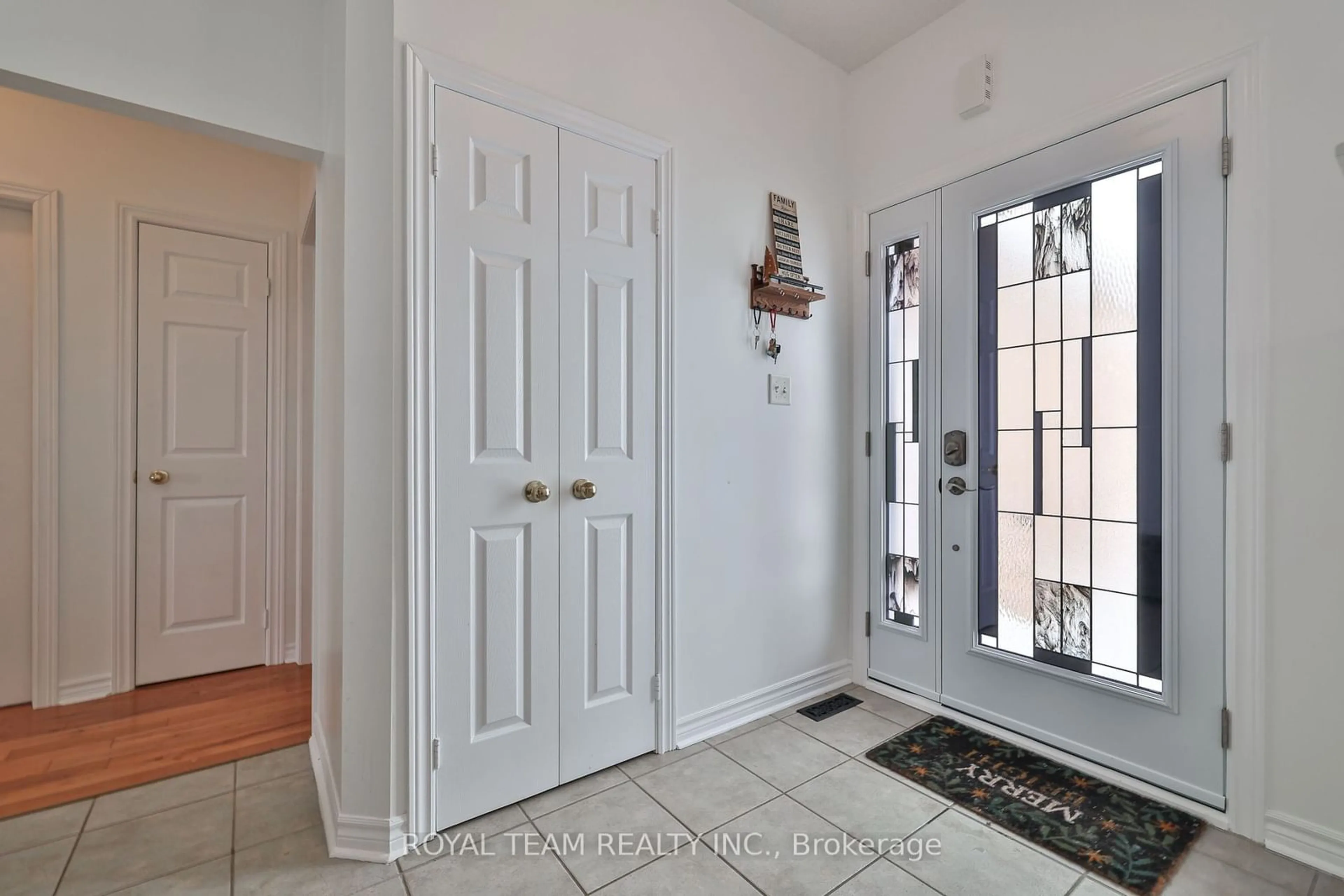 Indoor entryway for 287 Pringle Dr, Barrie Ontario L4N 0Z2