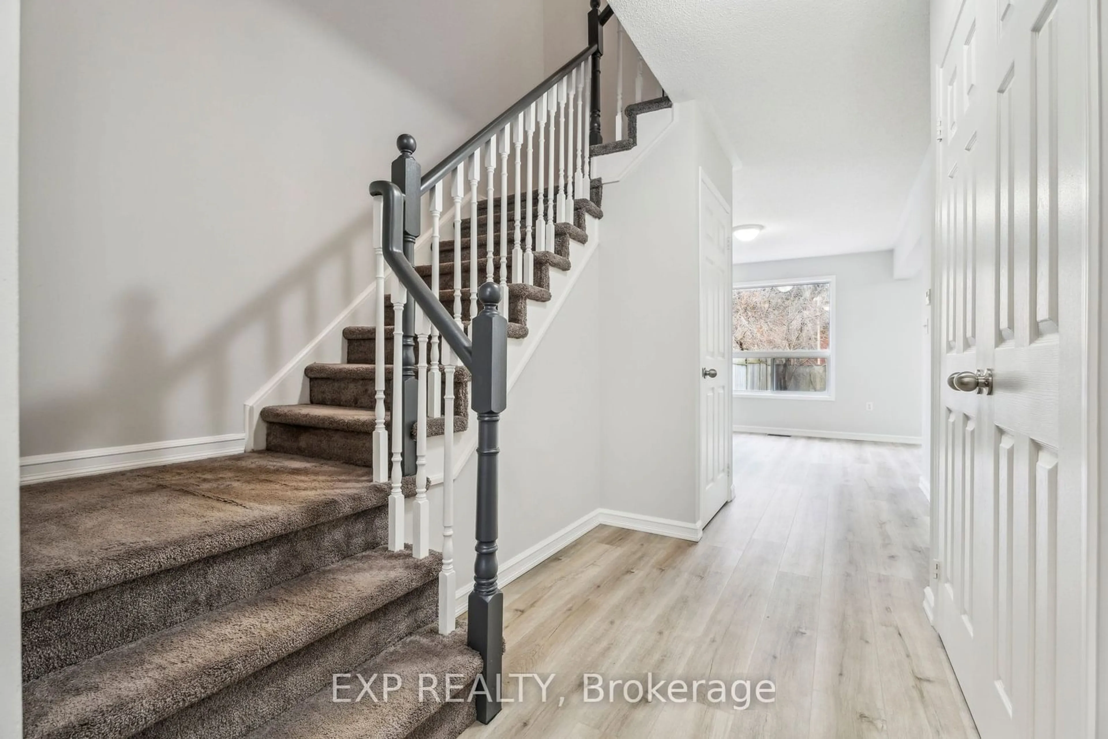 Indoor entryway for 6 Huitema Crt, Barrie Ontario L4N 9P9