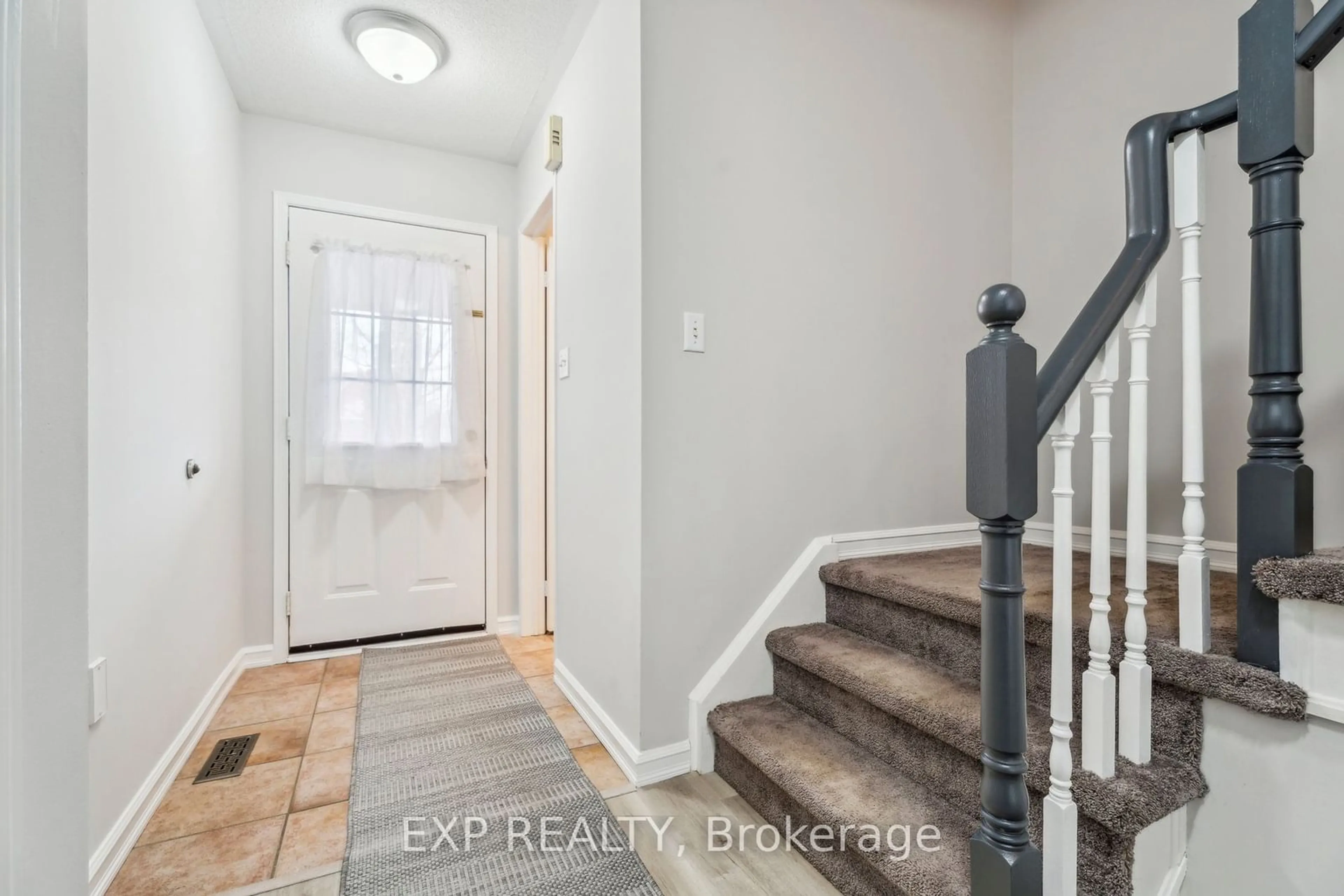 Indoor entryway for 6 Huitema Crt, Barrie Ontario L4N 9P9