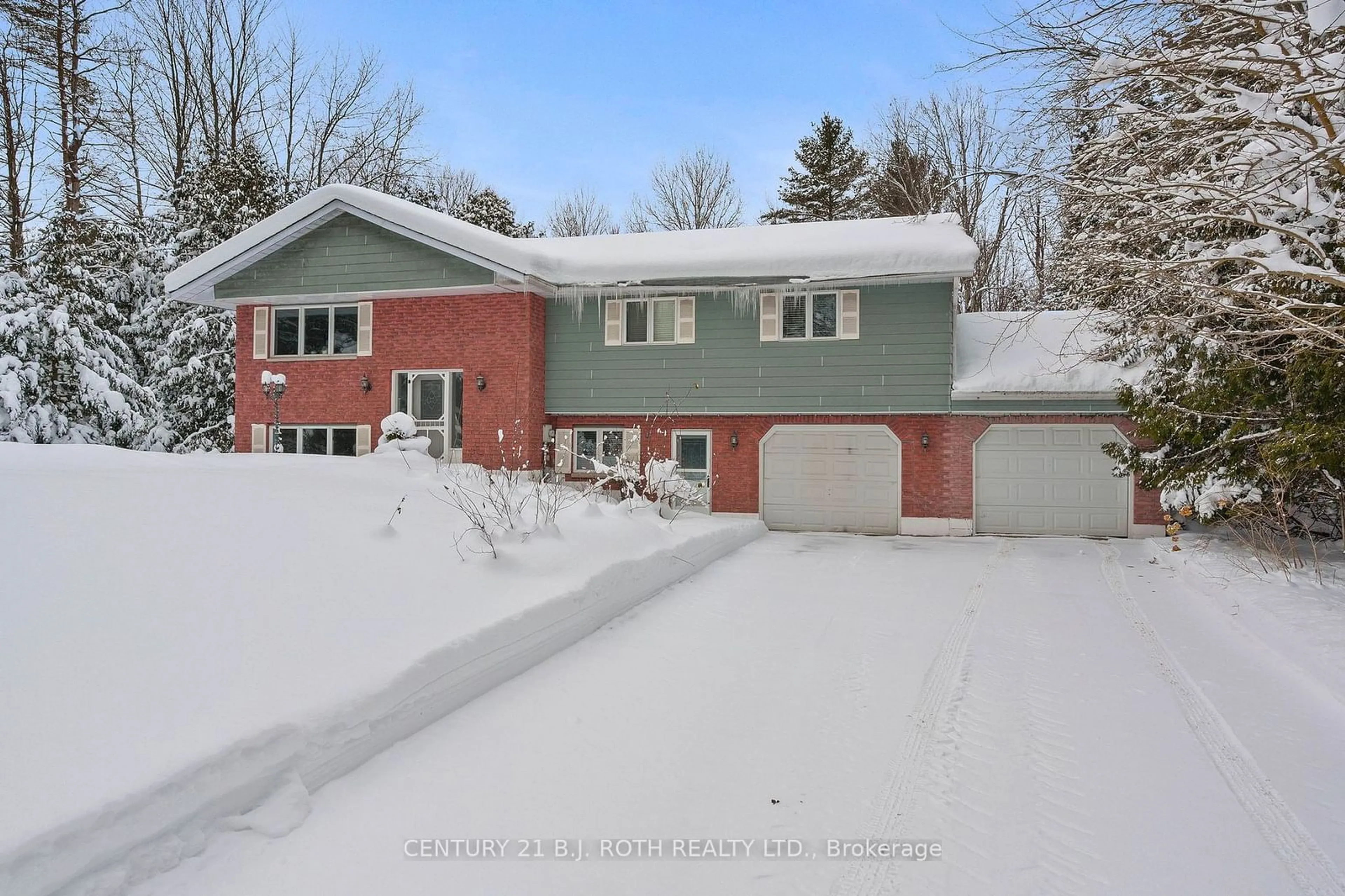 A pic from outside/outdoor area/front of a property/back of a property/a pic from drone, street for 3998 Martindale Cres, Severn Ontario L3V 0W9