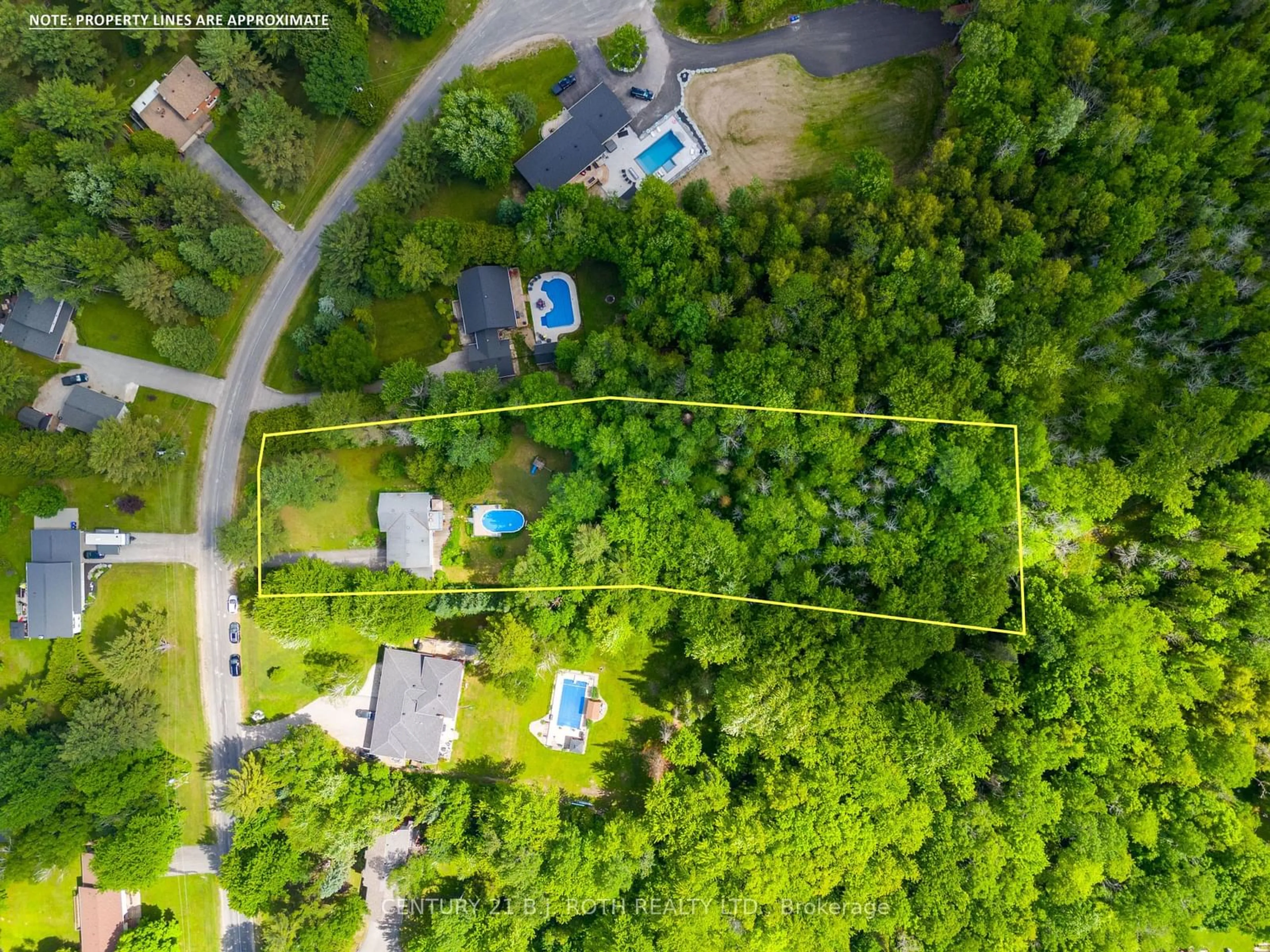 A pic from outside/outdoor area/front of a property/back of a property/a pic from drone, forest/trees view for 3998 Martindale Cres, Severn Ontario L3V 0W9