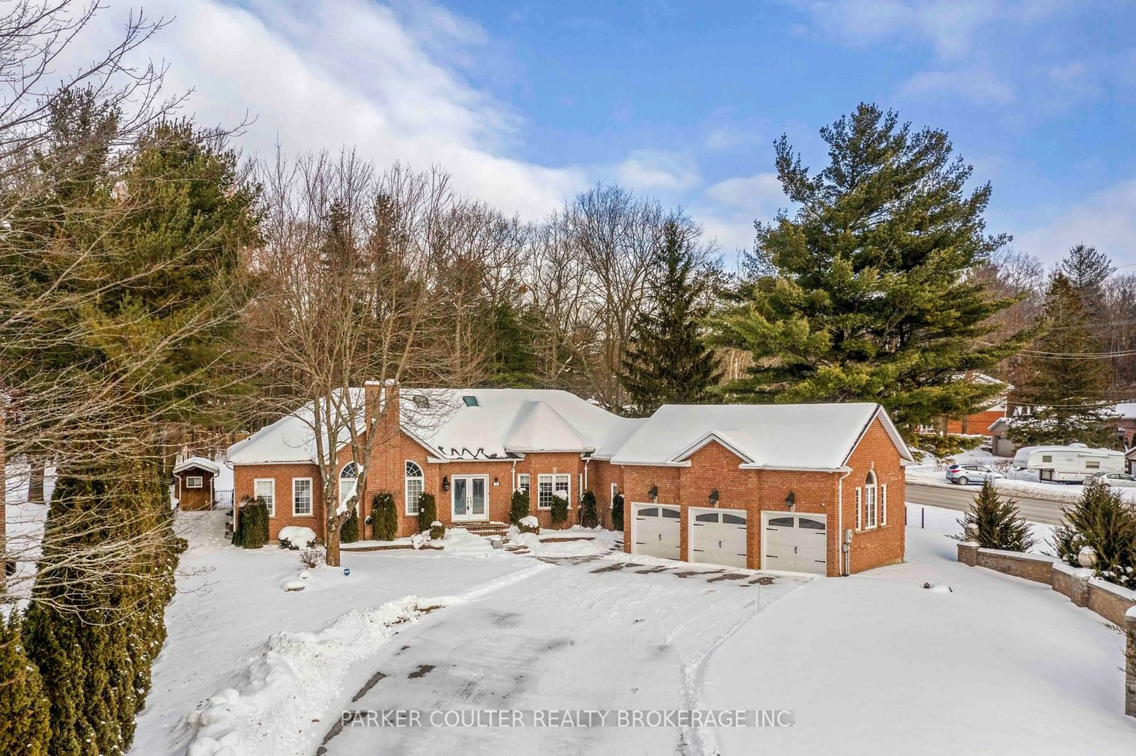 A pic from outside/outdoor area/front of a property/back of a property/a pic from drone, street for 2 Edgecombe Terr, Springwater Ontario L4N 7K9