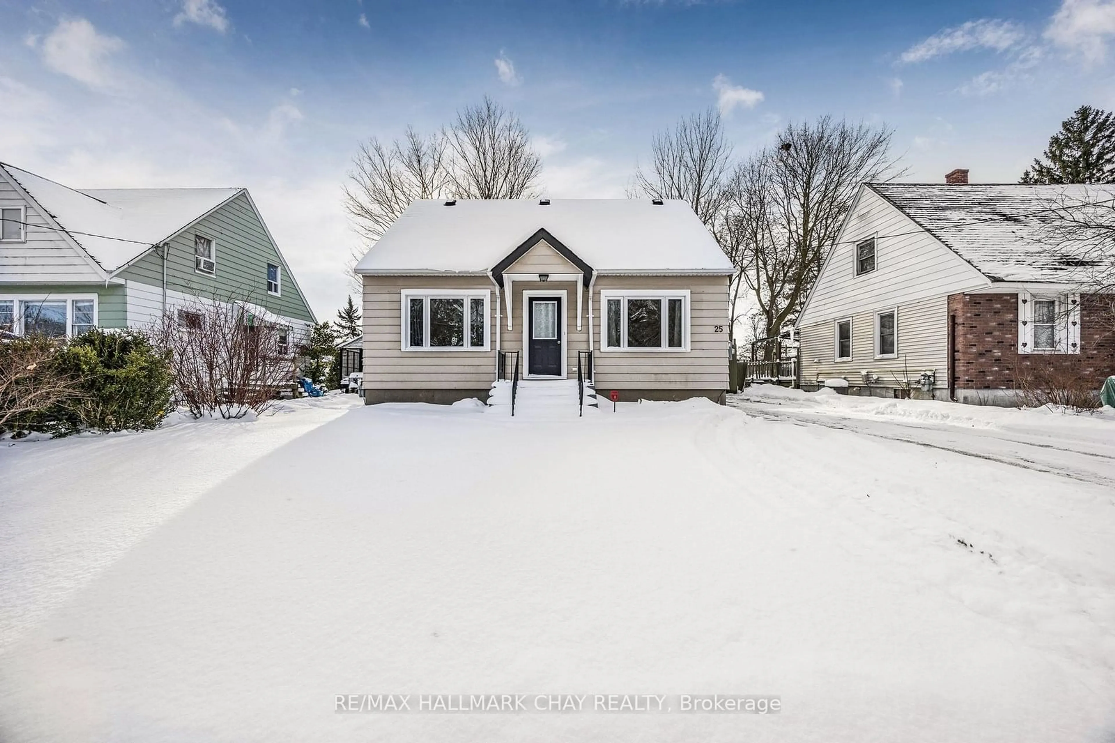 A pic from outside/outdoor area/front of a property/back of a property/a pic from drone, street for 25 Campbell Ave, Barrie Ontario L4N 2T2