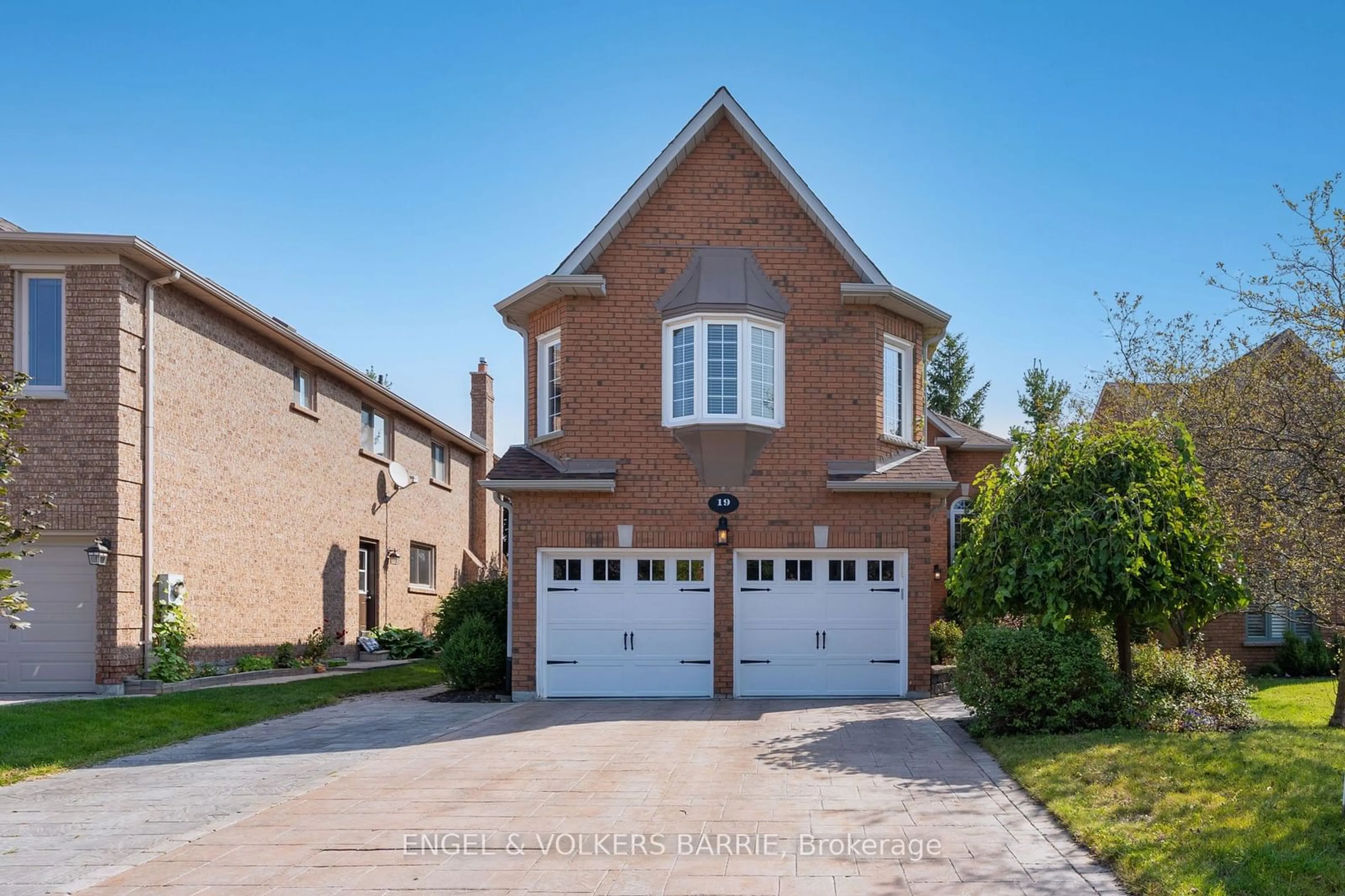 Home with brick exterior material, street for 19 Grand Forest Dr, Barrie Ontario L4N 7E7