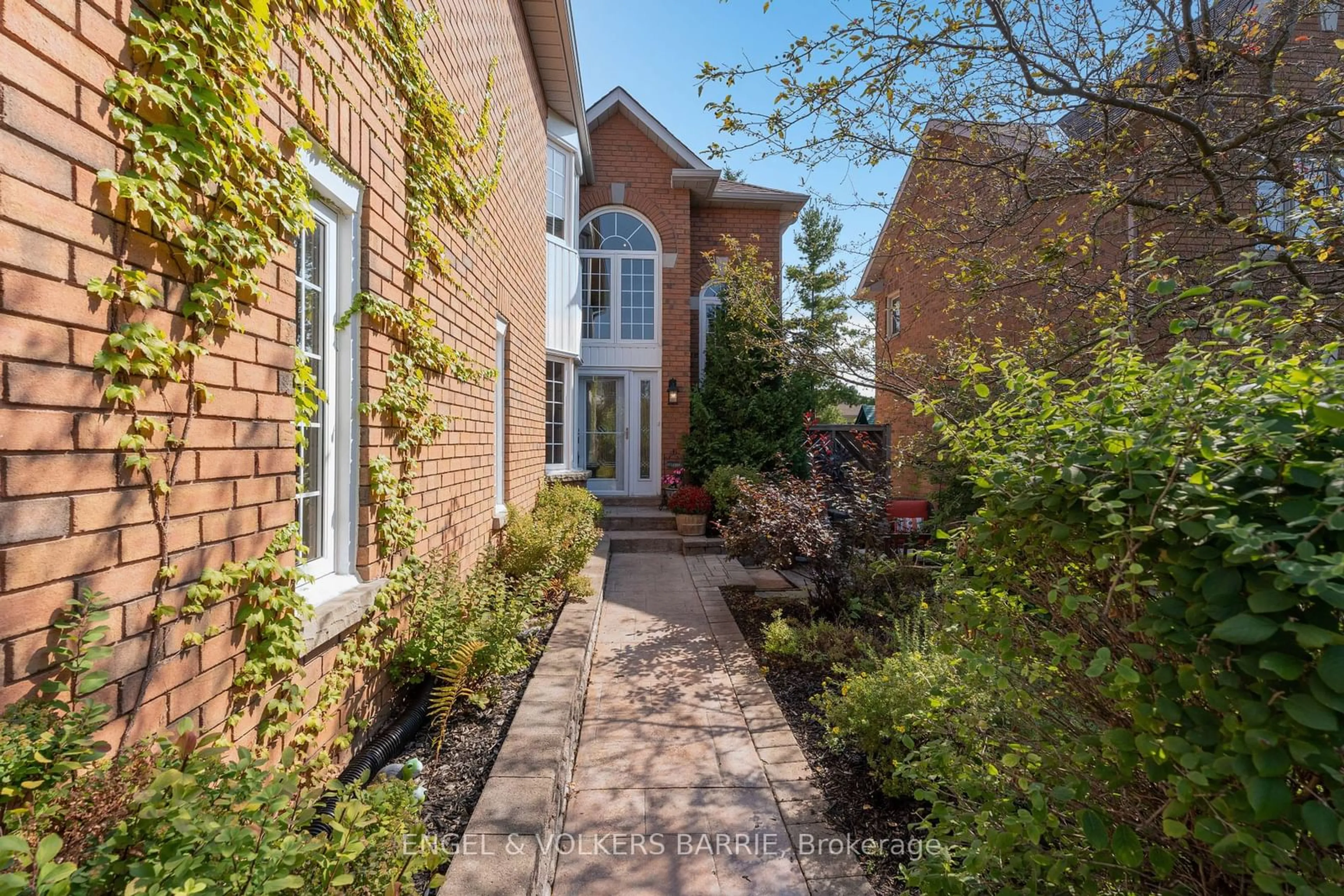 Home with brick exterior material, street for 19 Grand Forest Dr, Barrie Ontario L4N 7E7