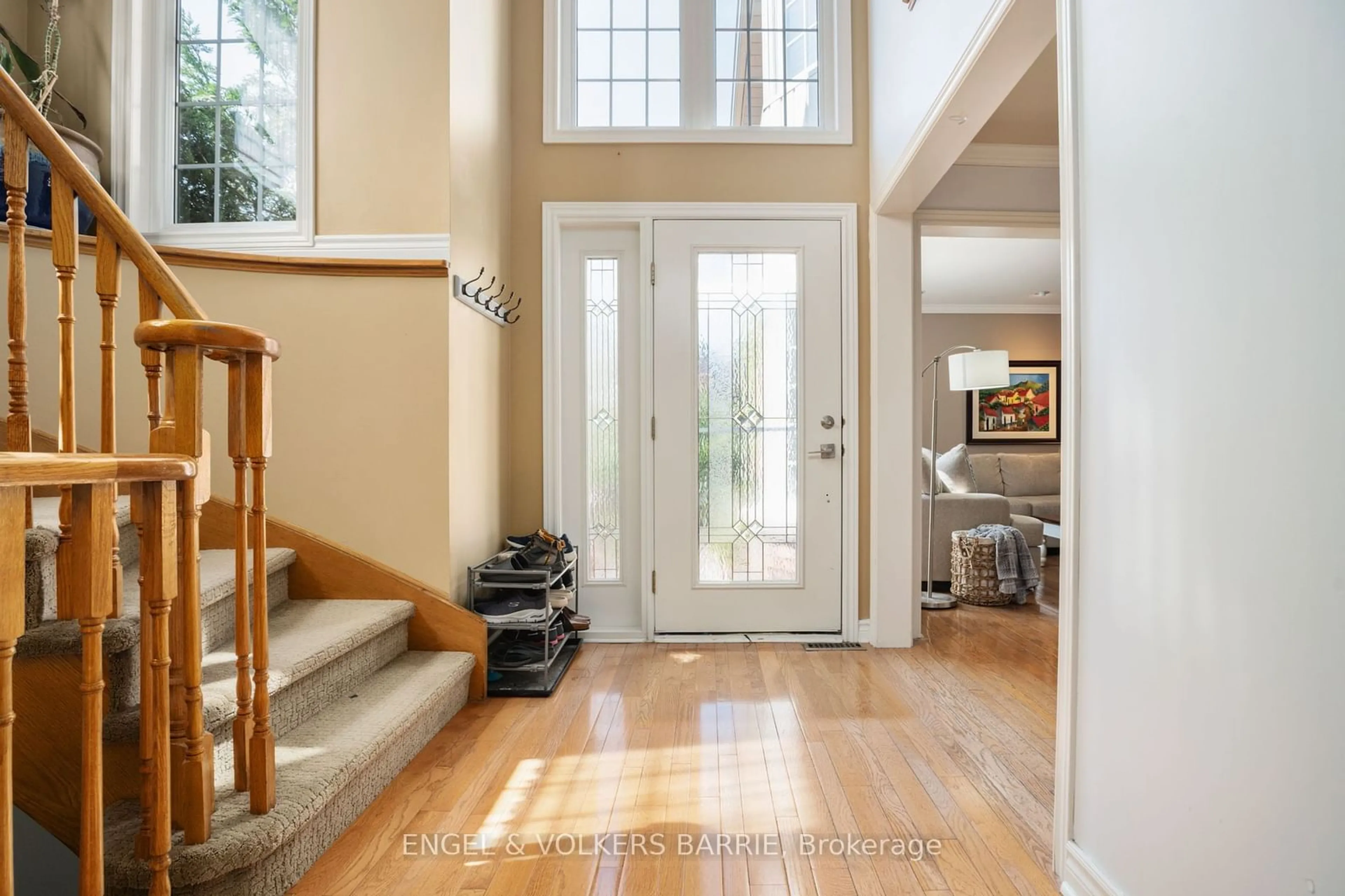 Indoor entryway for 19 Grand Forest Dr, Barrie Ontario L4N 7E7