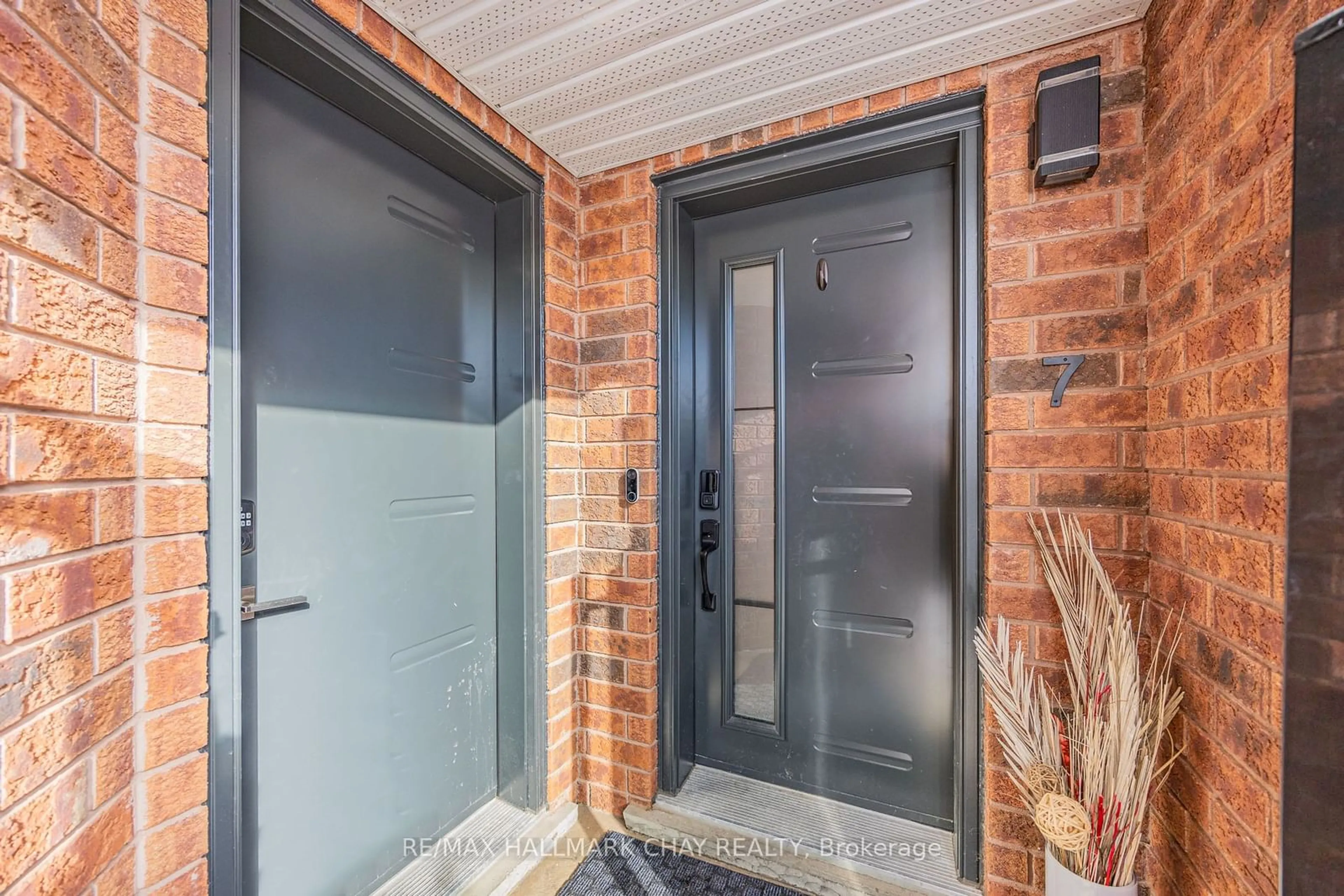 Indoor entryway for 7 Ryan Crt, Barrie Ontario L4M 6N7