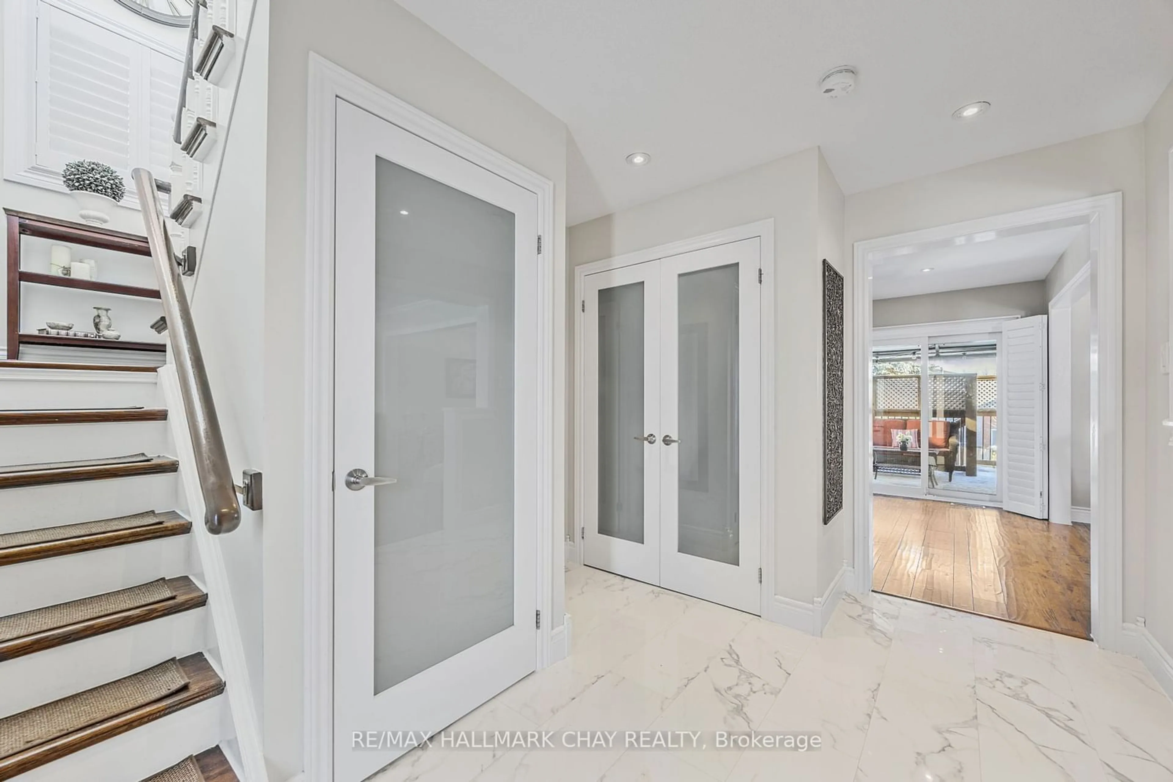 Indoor entryway for 7 Ryan Crt, Barrie Ontario L4M 6N7