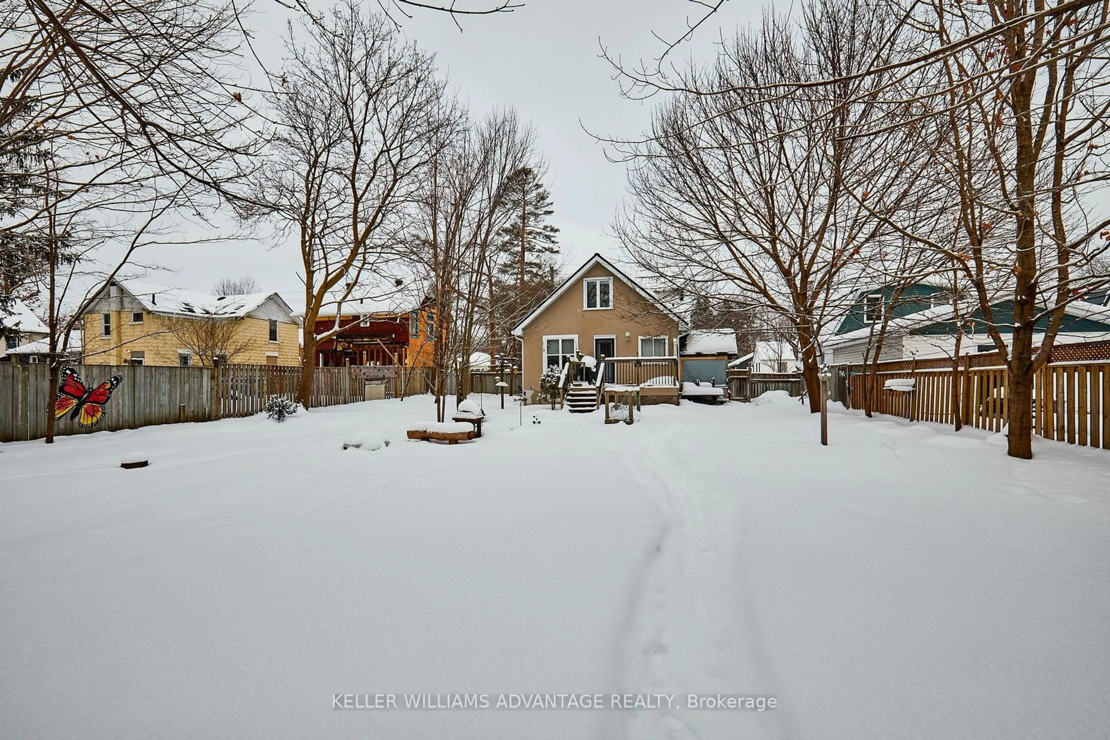 A pic from outside/outdoor area/front of a property/back of a property/a pic from drone, street for 25 Henry St, Barrie Ontario L4N 1C5