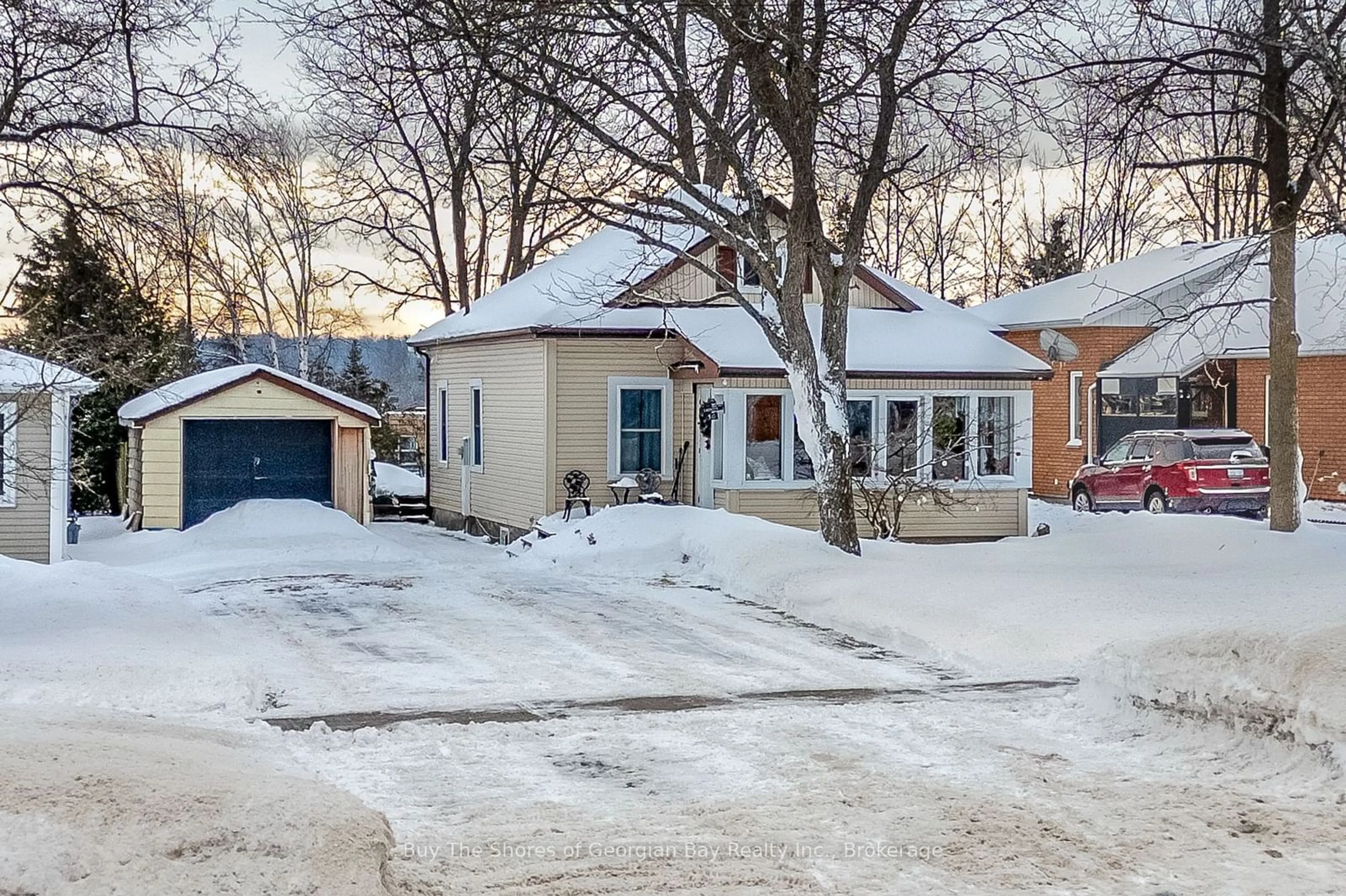 A pic from outside/outdoor area/front of a property/back of a property/a pic from drone, street for 50 Poyntz St, Penetanguishene Ontario L9M 1N6