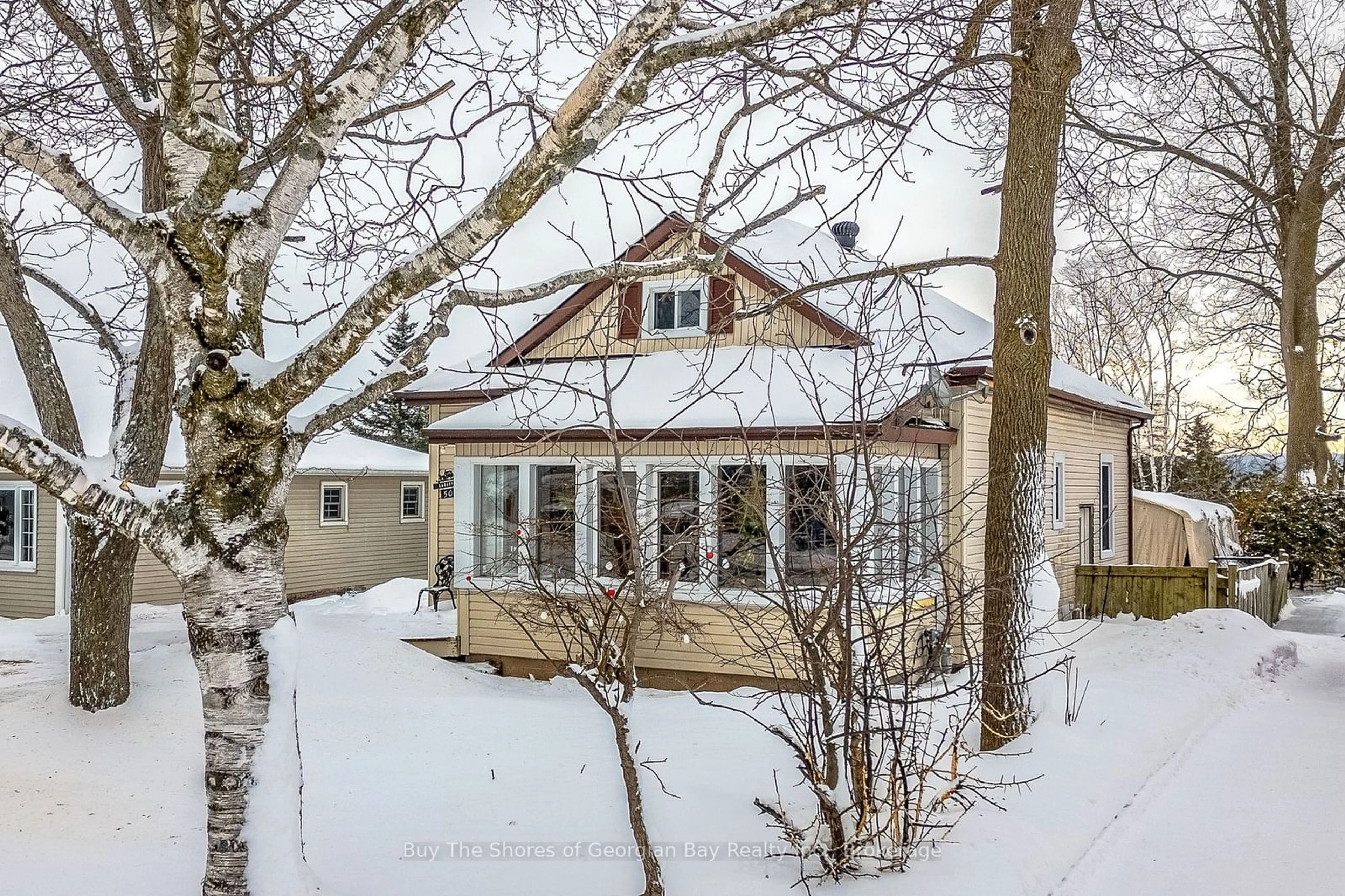 A pic from outside/outdoor area/front of a property/back of a property/a pic from drone, street for 50 Poyntz St, Penetanguishene Ontario L9M 1N6