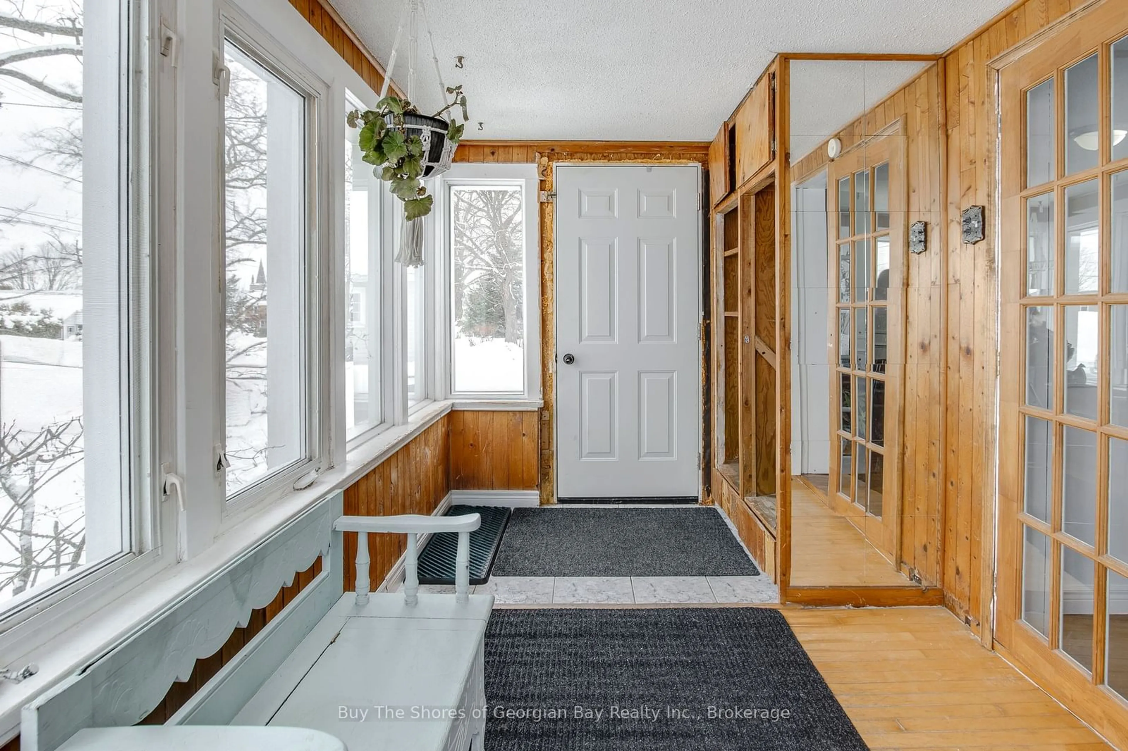 Indoor entryway for 50 Poyntz St, Penetanguishene Ontario L9M 1N6