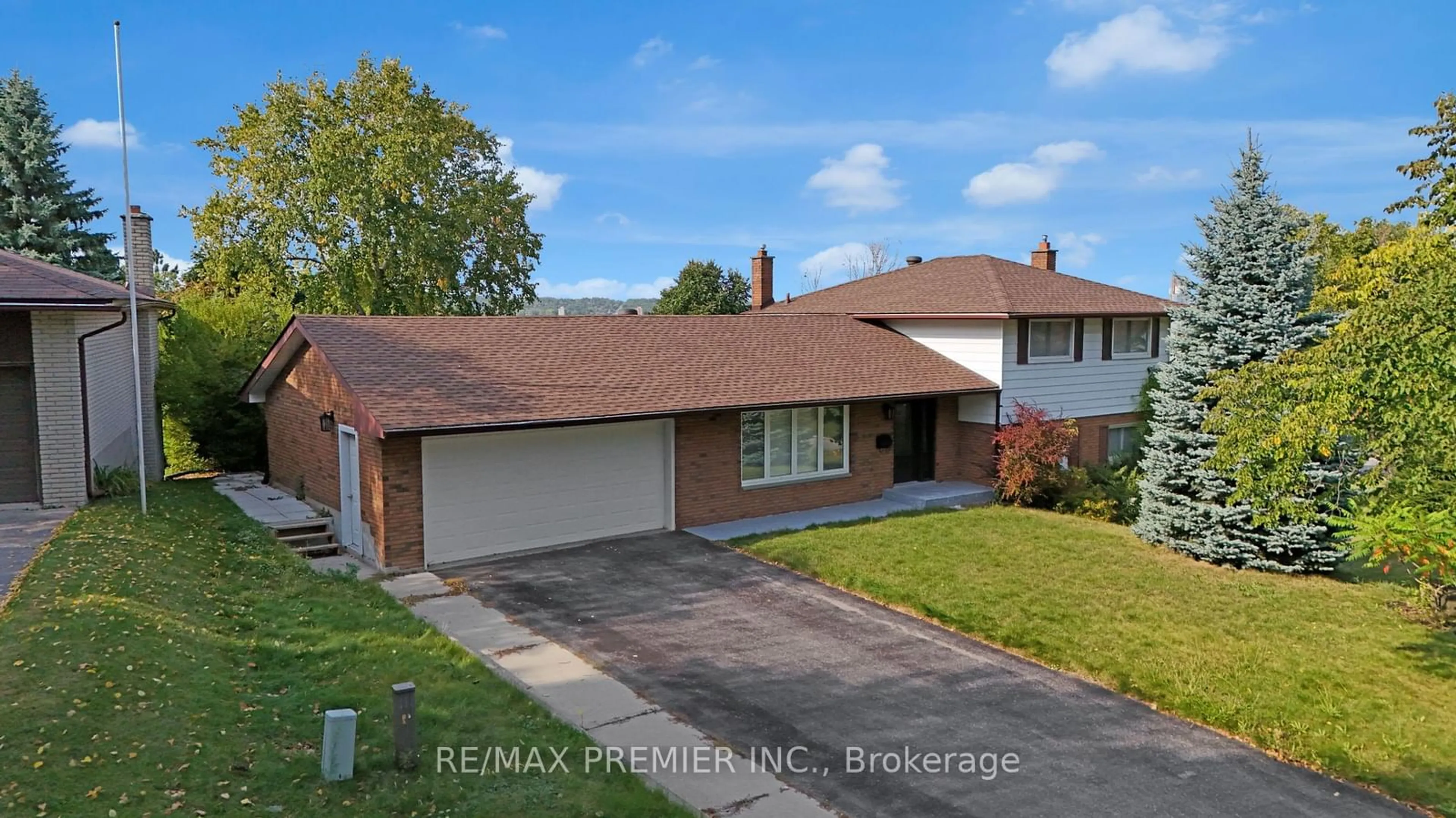 A pic from outside/outdoor area/front of a property/back of a property/a pic from drone, street for 8 Peacock Lane, Barrie Ontario L4N 3R5