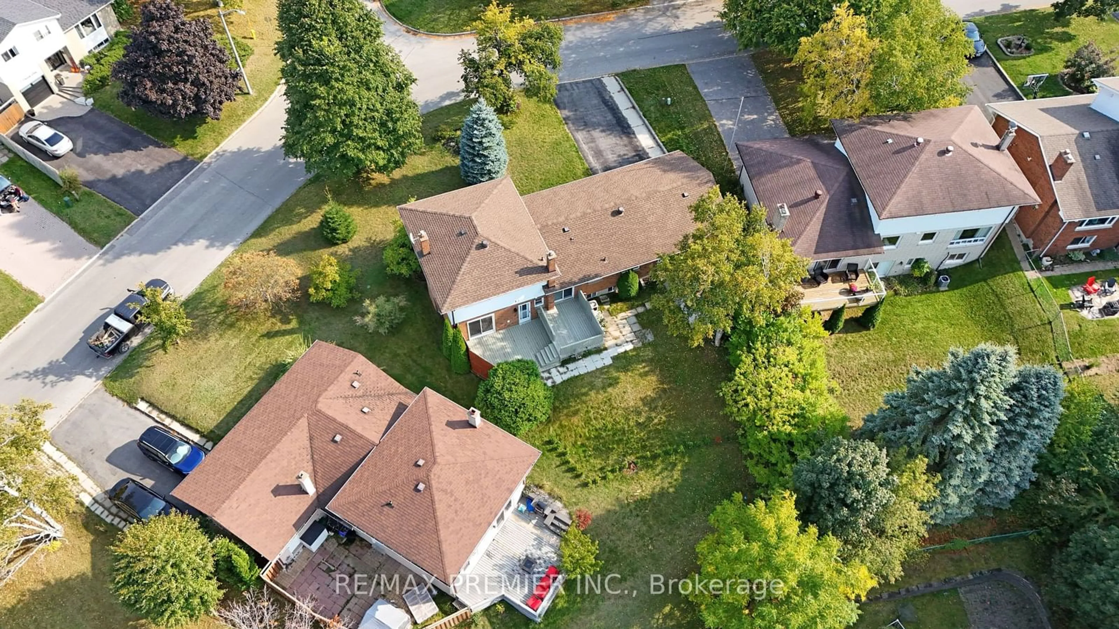 A pic from outside/outdoor area/front of a property/back of a property/a pic from drone, street for 8 Peacock Lane, Barrie Ontario L4N 3R5