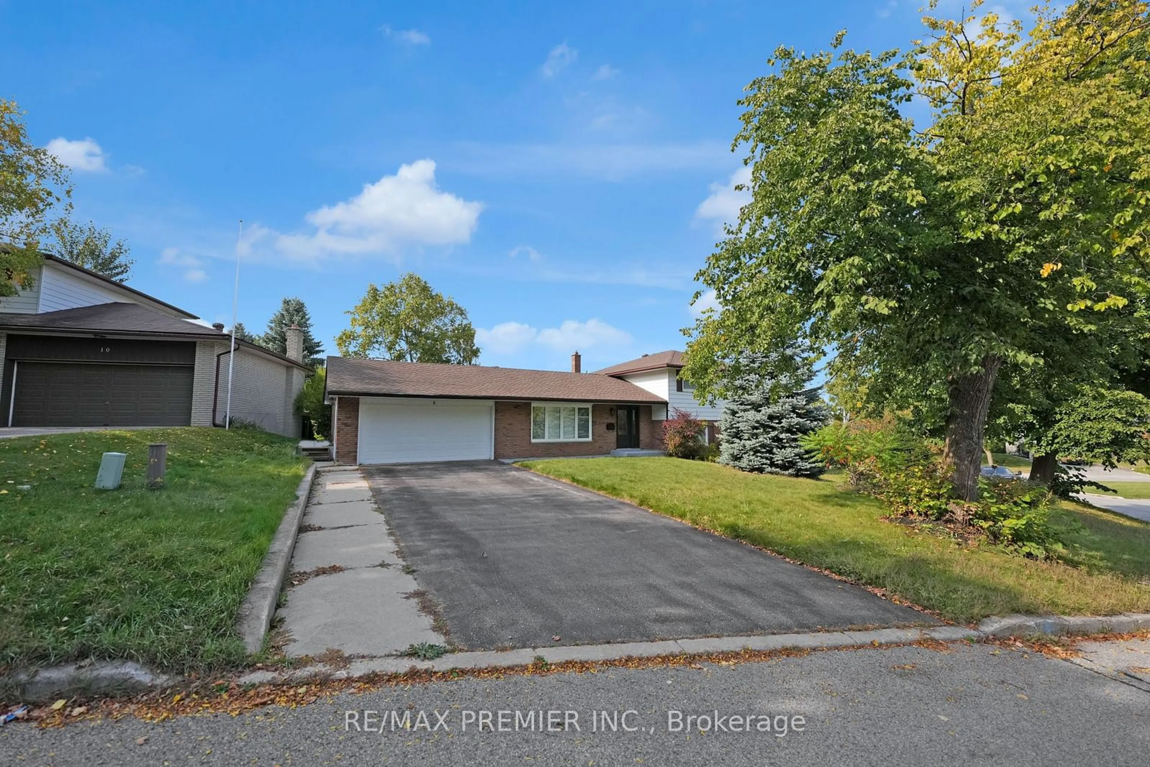 A pic from outside/outdoor area/front of a property/back of a property/a pic from drone, street for 8 Peacock Lane, Barrie Ontario L4N 3R5