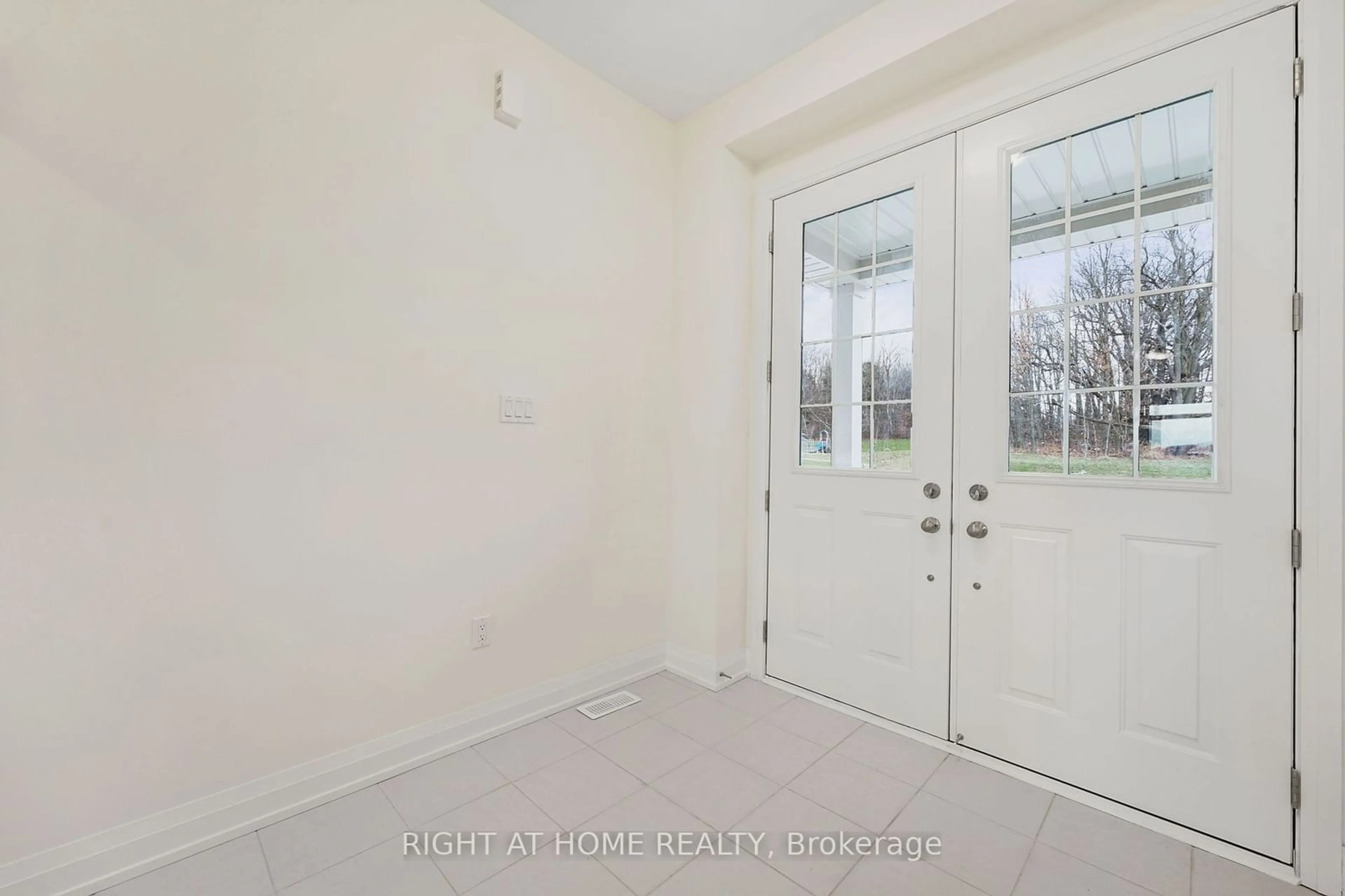 Indoor entryway for 66 Bearberry Rd, Springwater Ontario L9X 2E1